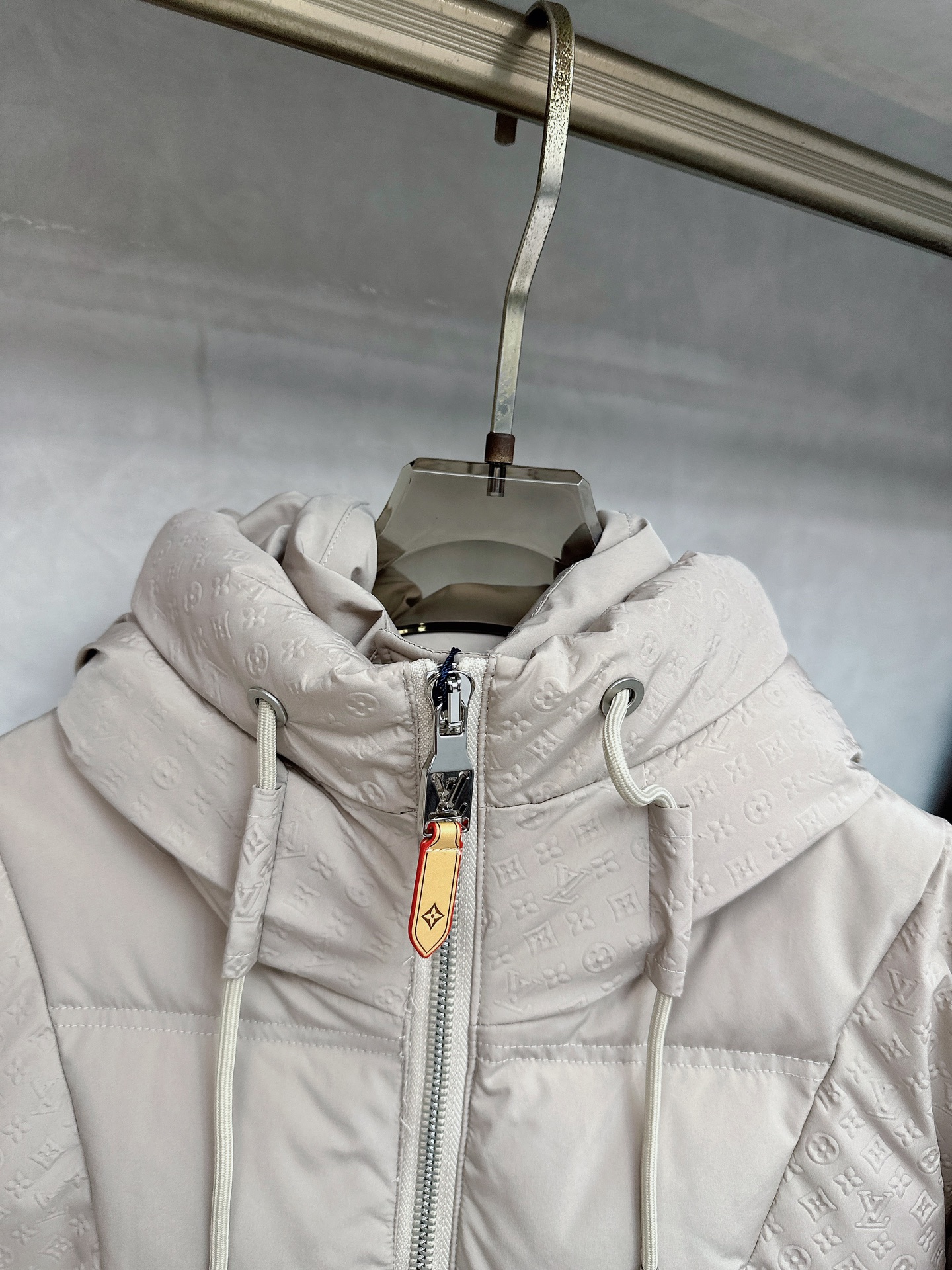 LOUIS*VUITTON 路易威登 FW2025秋冬新款羽绒服，Lv徽标压花钢印老花拼接连帽璀璨登场，