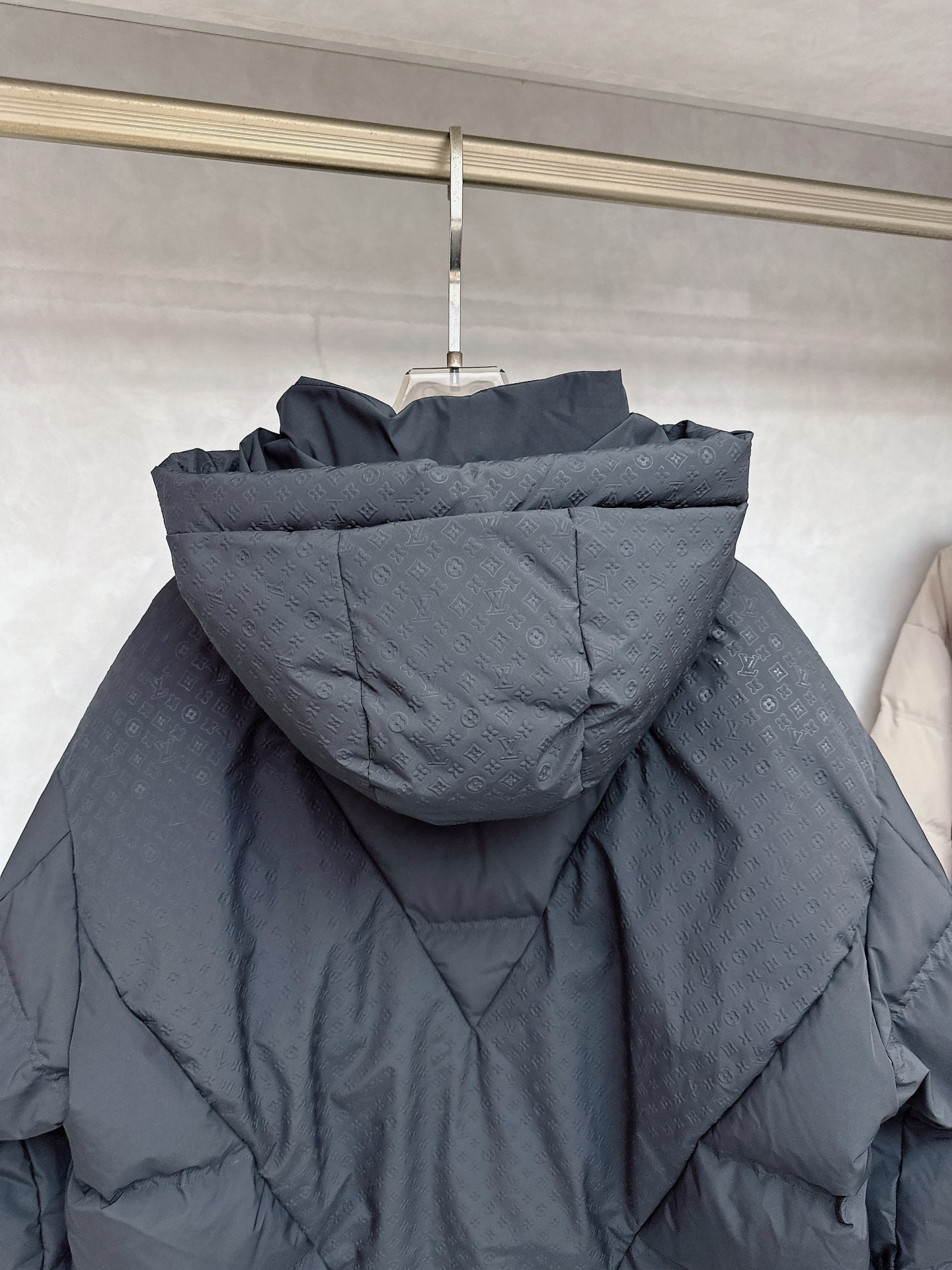 LOUIS*VUITTON 路易威登 FW2025秋冬新款羽绒服，Lv徽标压花钢印老花拼接连帽璀璨登场，