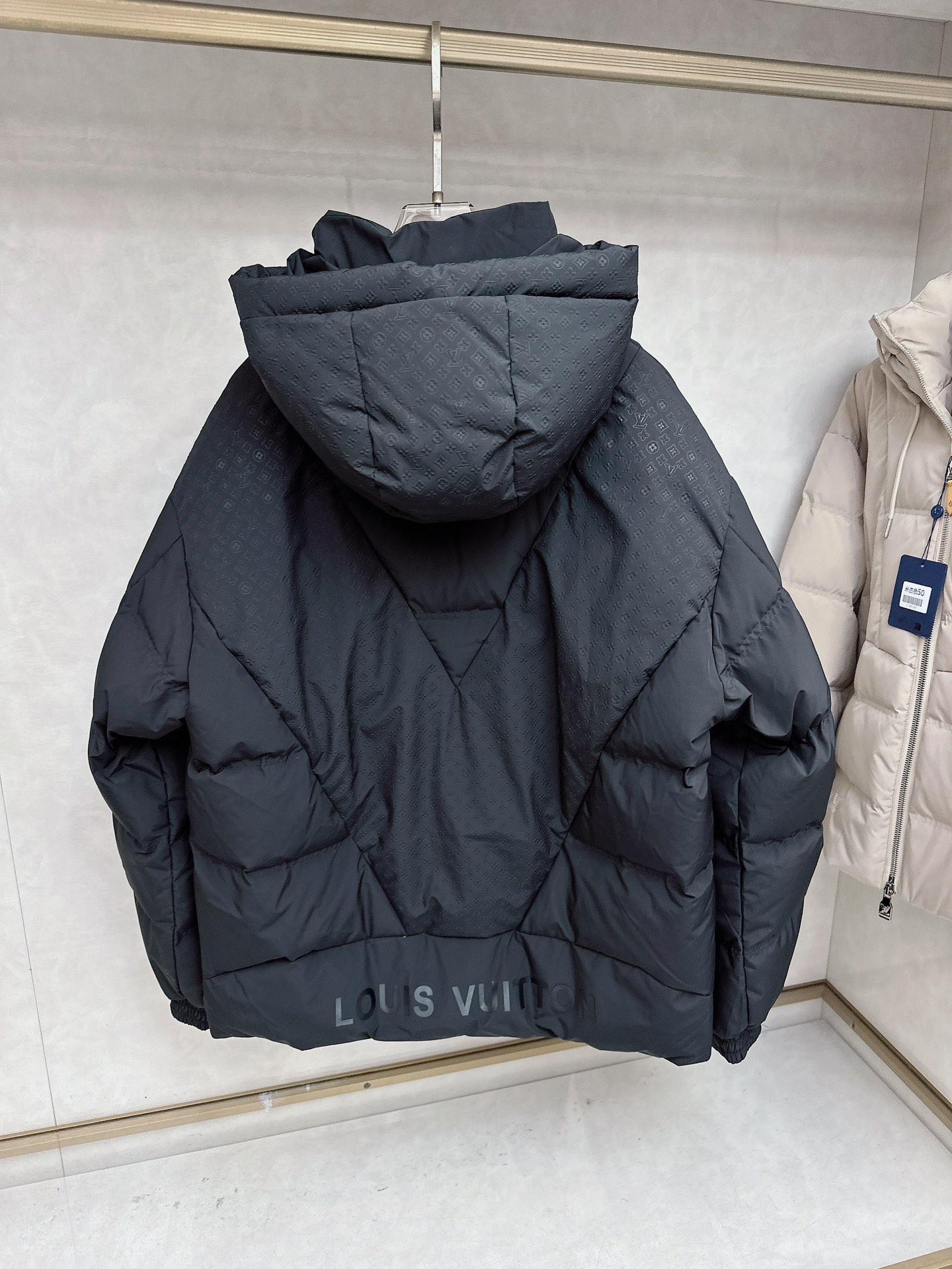 LOUIS*VUITTON 路易威登 FW2025秋冬新款羽绒服，Lv徽标压花钢印老花拼接连帽璀璨登场，