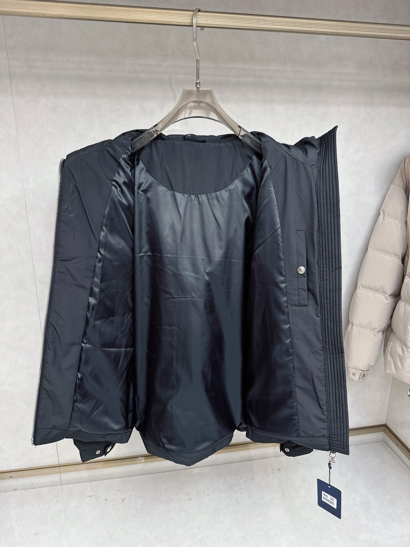 LOUIS*VUITTON 路易威登 FW2025秋冬新款羽绒服，Lv徽标压花钢印老花拼接连帽璀璨登场，