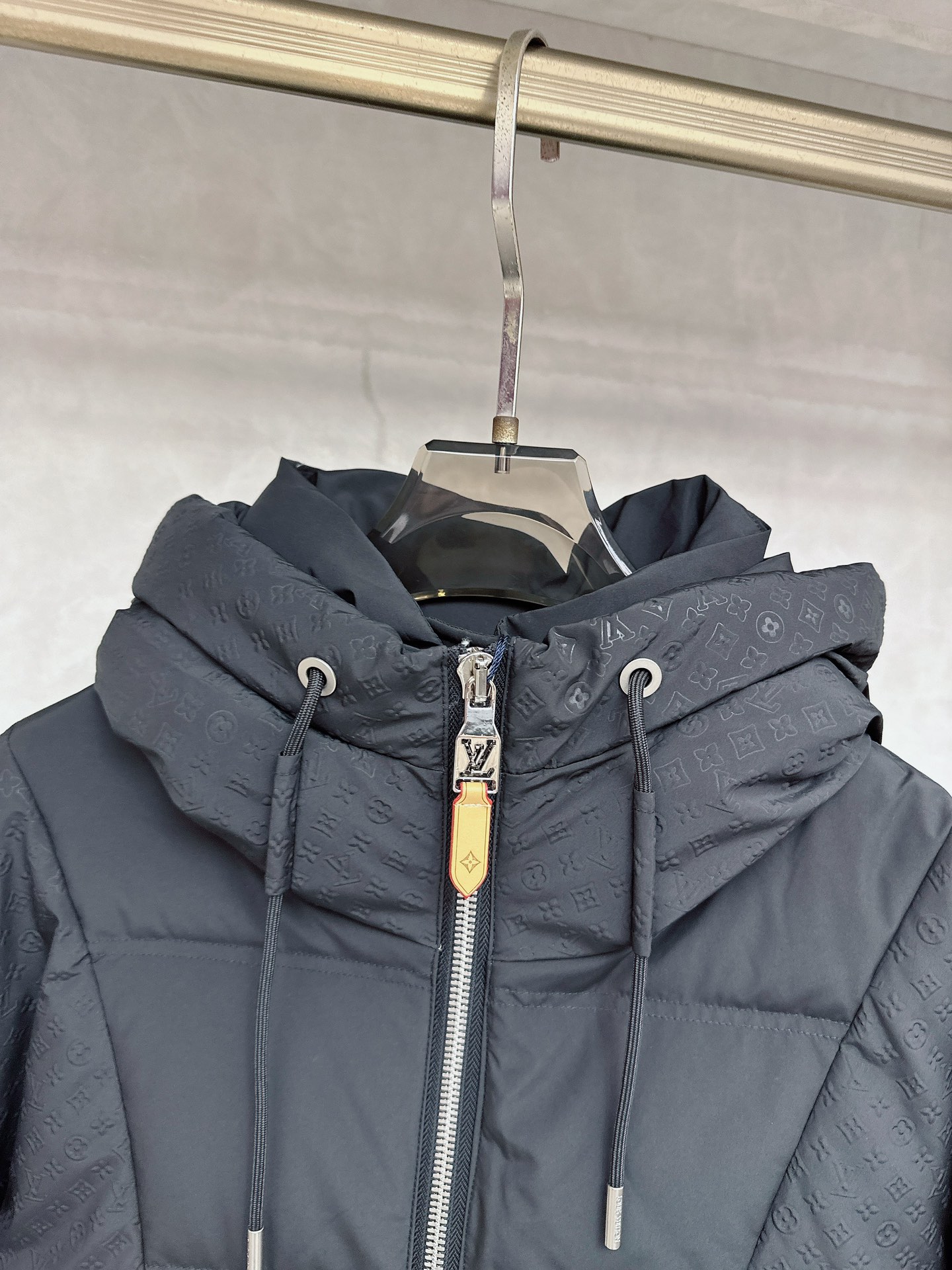 LOUIS*VUITTON 路易威登 FW2025秋冬新款羽绒服，Lv徽标压花钢印老花拼接连帽璀璨登场，