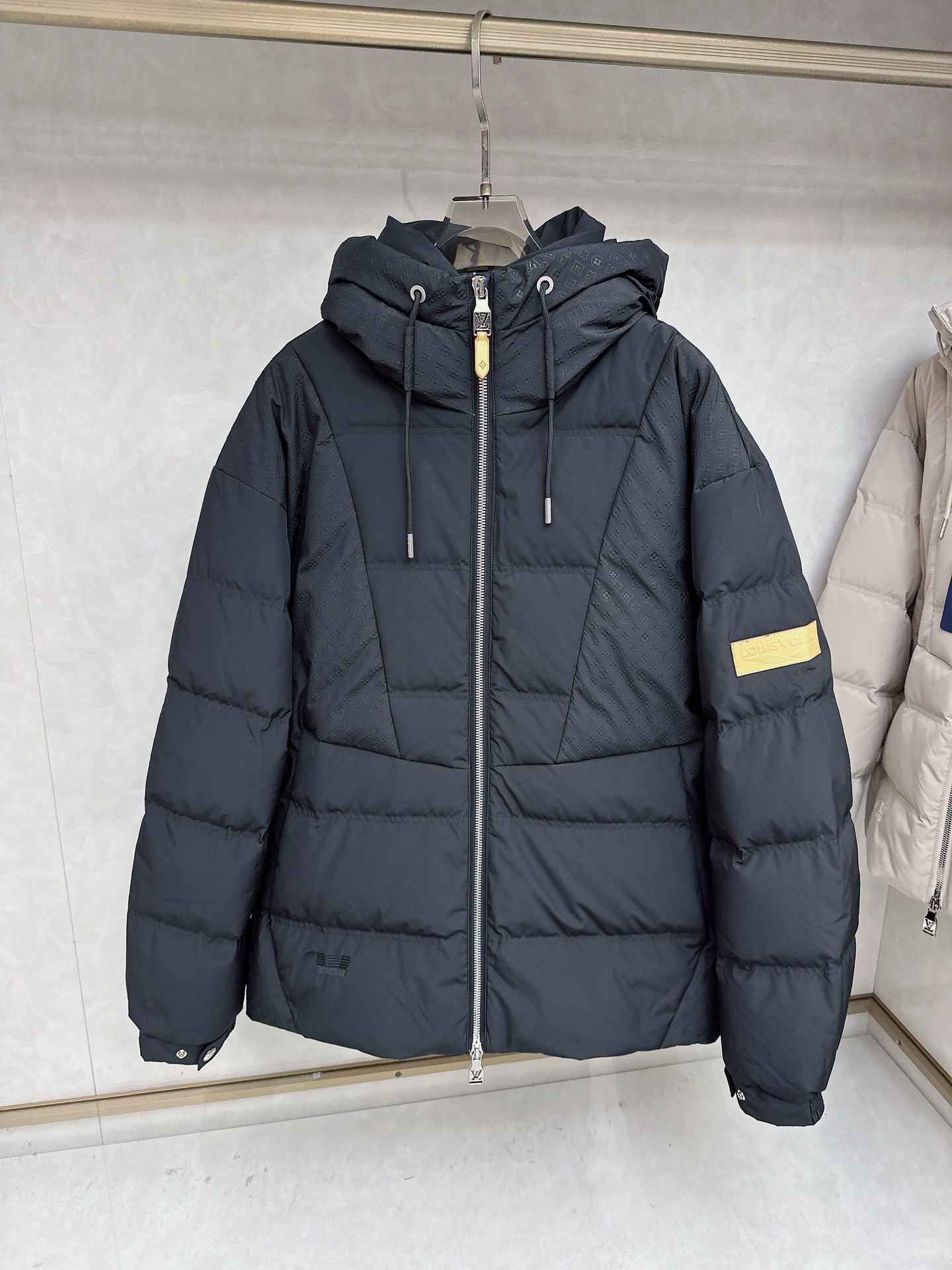 LOUIS*VUITTON 路易威登 FW2025秋冬新款羽绒服，Lv徽标压花钢印老花拼接连帽璀璨登场，