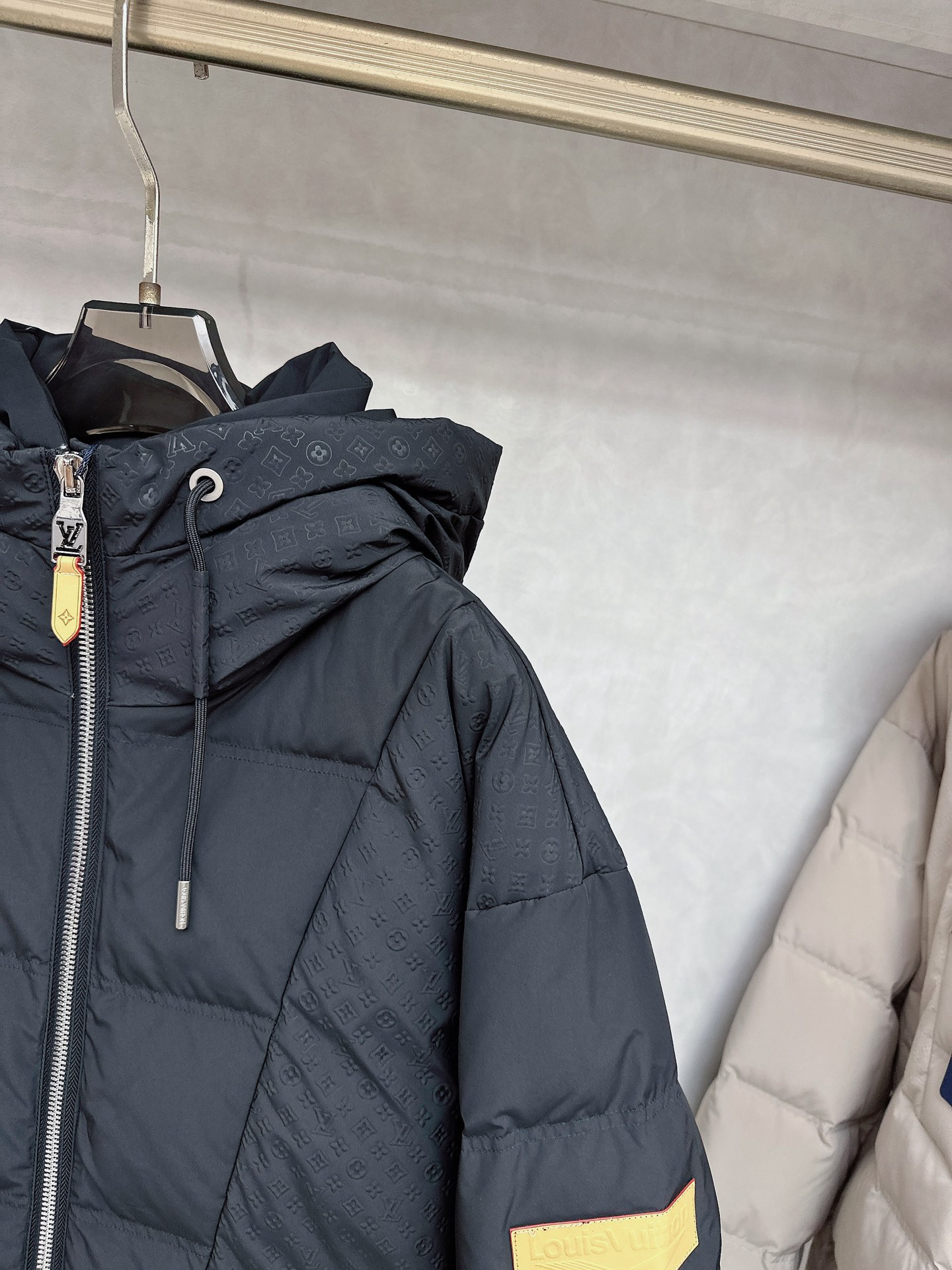 LOUIS*VUITTON 路易威登 FW2025秋冬新款羽绒服，Lv徽标压花钢印老花拼接连帽璀璨登场，