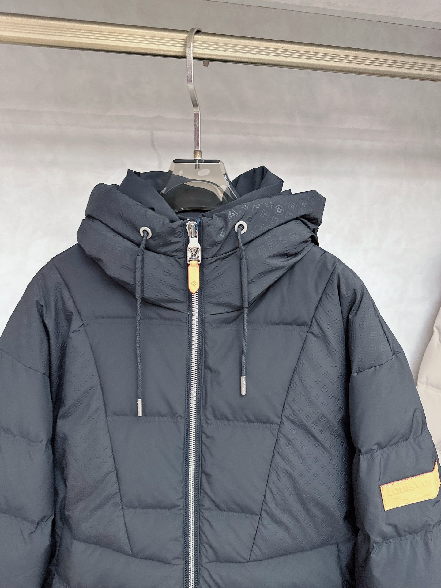 LOUIS*VUITTON 路易威登 FW2025秋冬新款羽绒服，Lv徽标压花钢印老花拼接连帽璀璨登场，