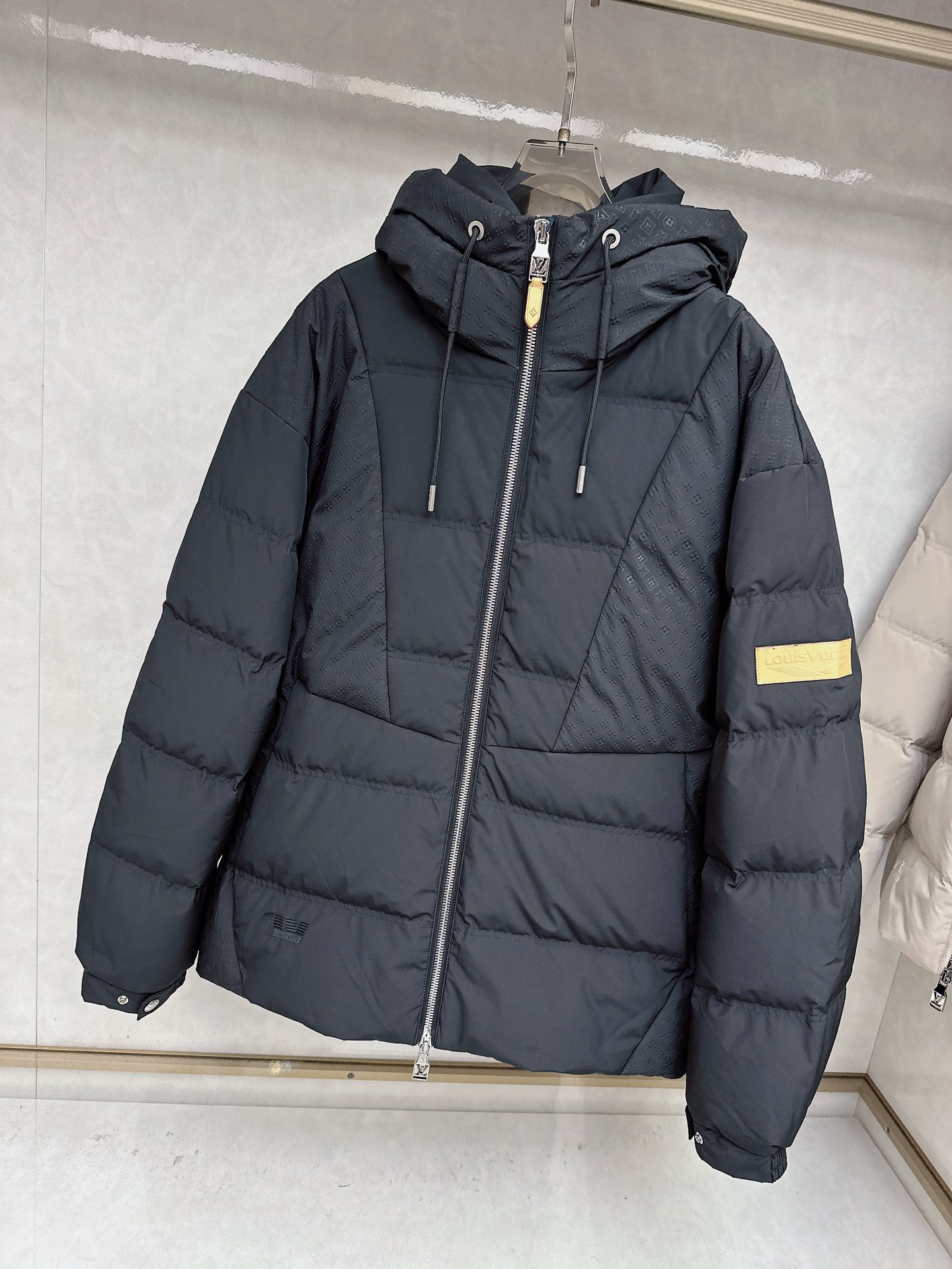 LOUIS*VUITTON 路易威登 FW2025秋冬新款羽绒服，Lv徽标压花钢印老花拼接连帽璀璨登场，