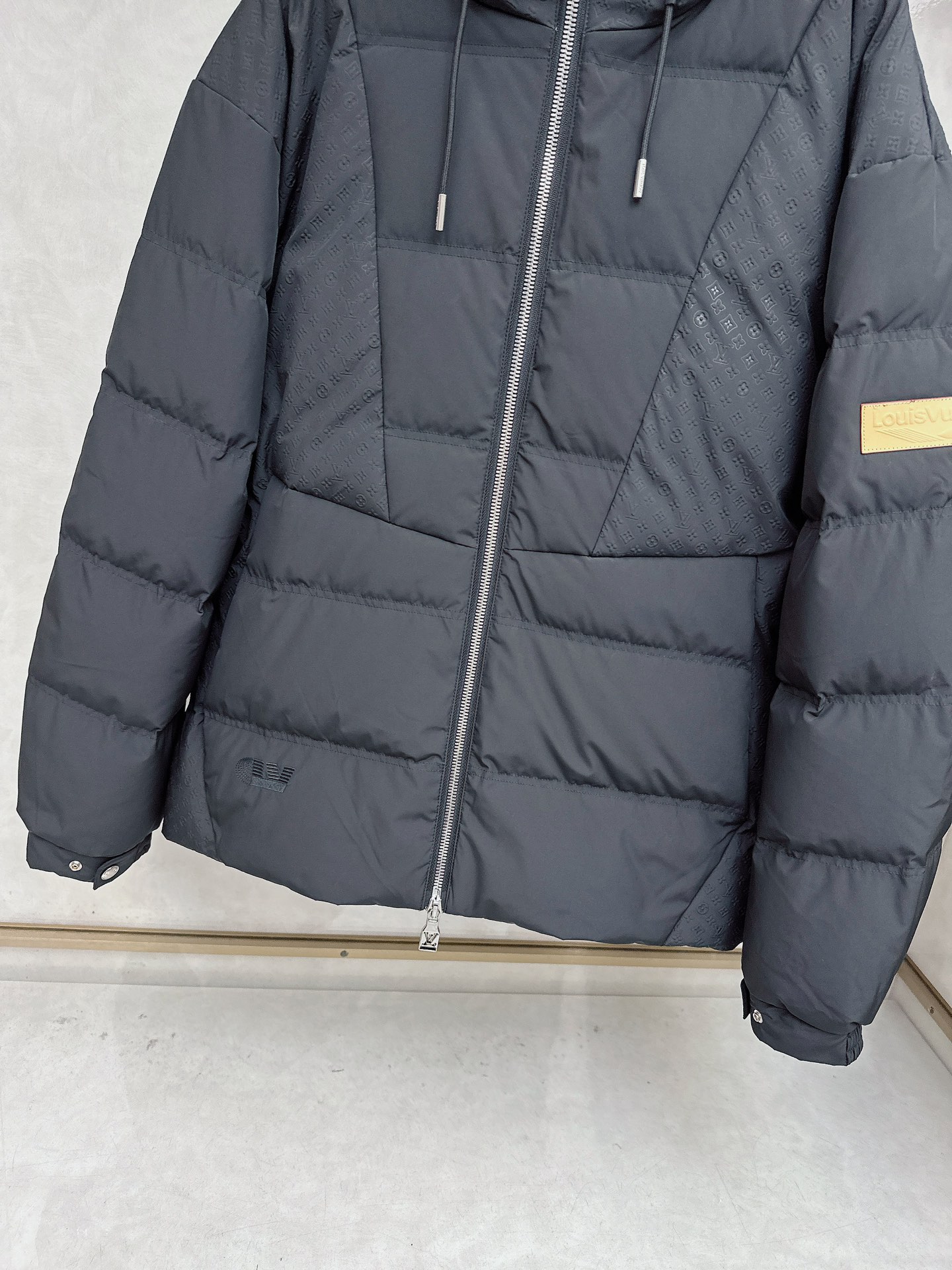 LOUIS*VUITTON 路易威登 FW2025秋冬新款羽绒服，Lv徽标压花钢印老花拼接连帽璀璨登场，