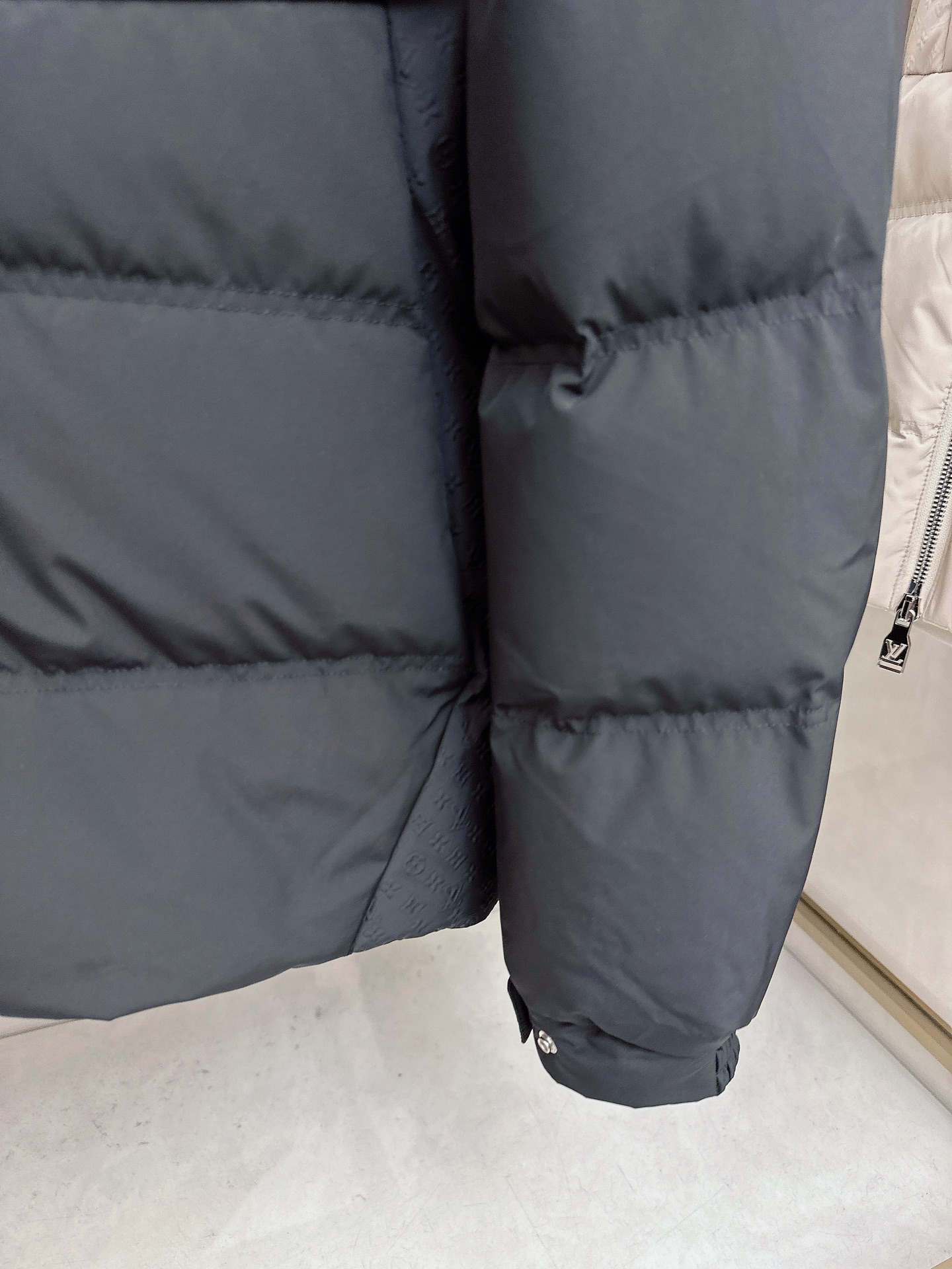 LOUIS*VUITTON 路易威登 FW2025秋冬新款羽绒服，Lv徽标压花钢印老花拼接连帽璀璨登场，