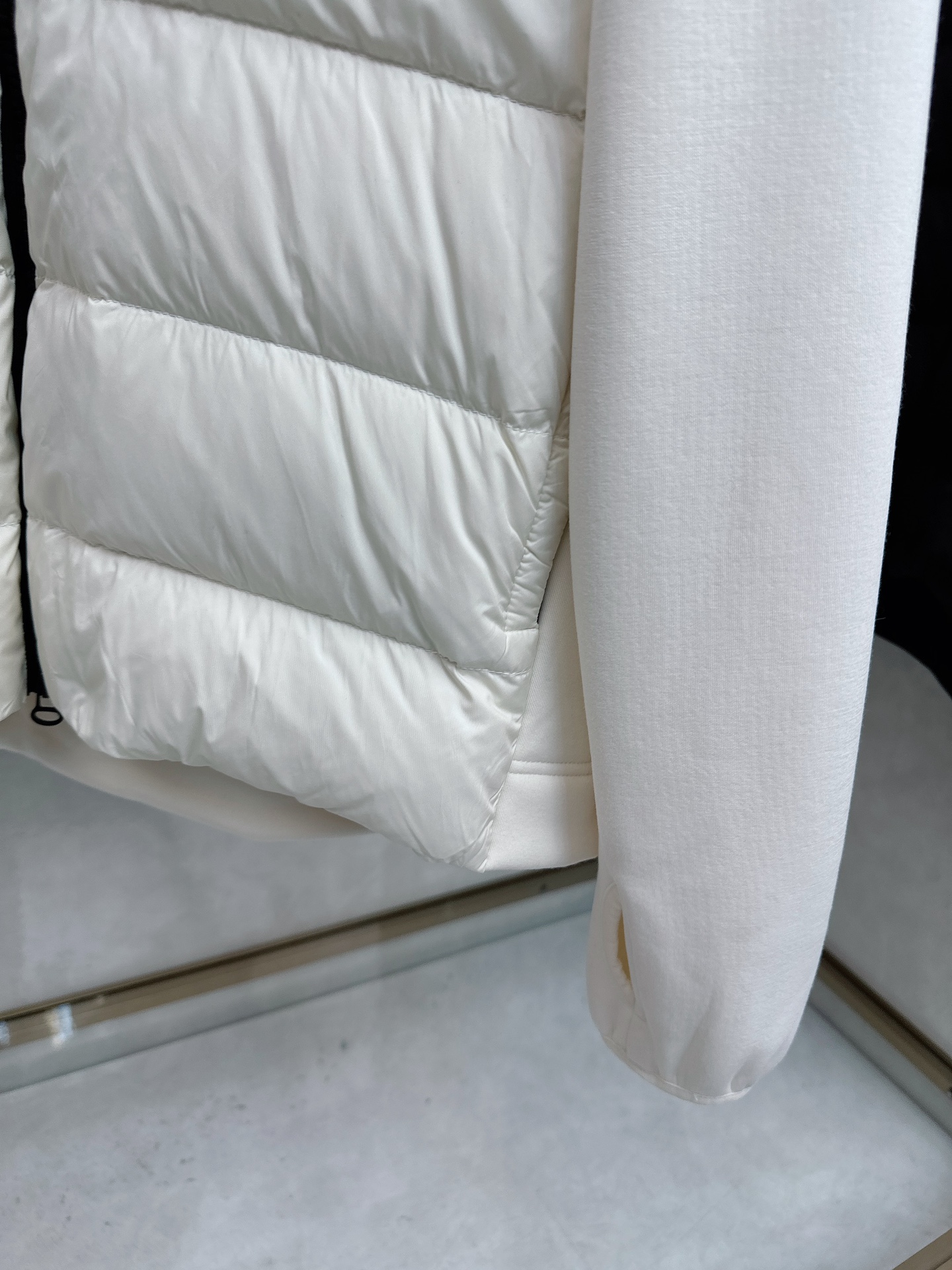 Moncler 蒙口 FW2025新款连帽拼羽绒夹克外套。经典款，一件难求。采用原版定制面料，正身充90