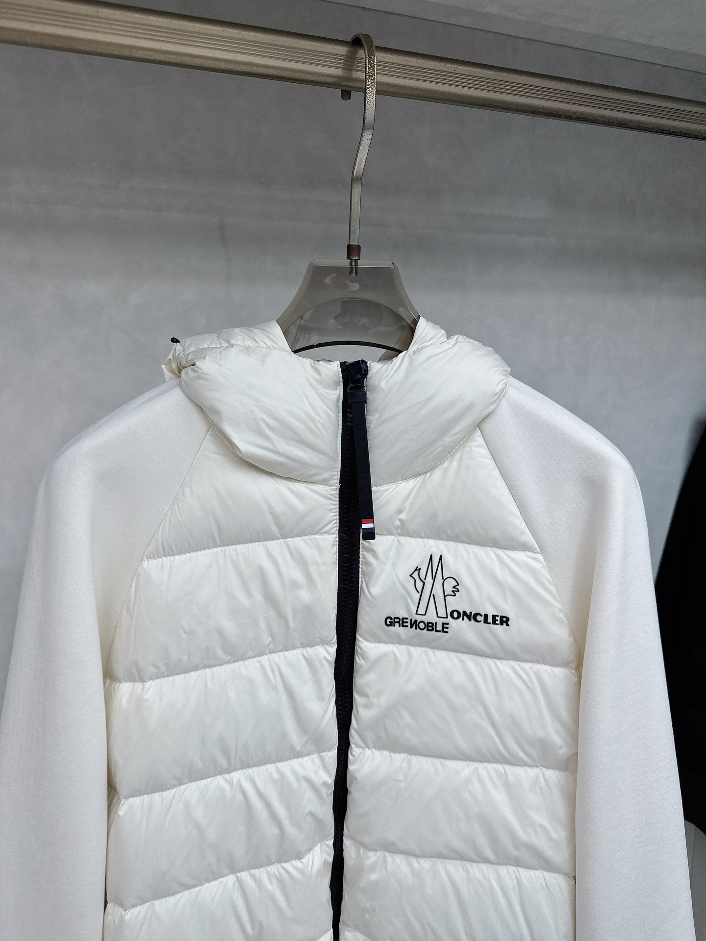 Moncler 蒙口 FW2025新款连帽拼羽绒夹克外套。经典款，一件难求。采用原版定制面料，正身充90