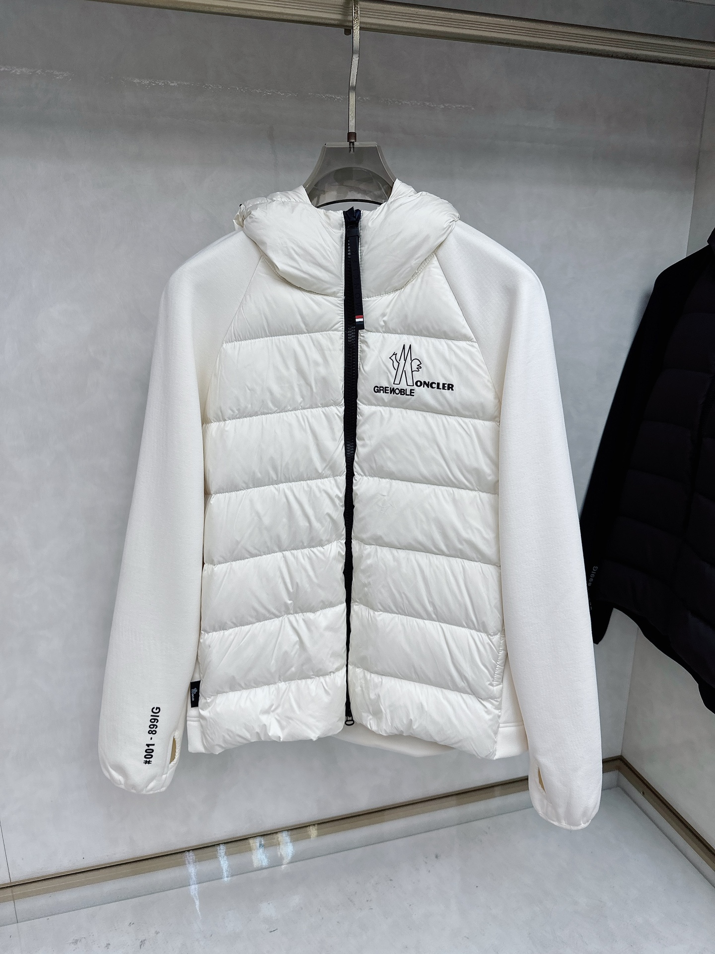 Moncler 蒙口 FW2025新款连帽拼羽绒夹克外套。经典款，一件难求。采用原版定制面料，正身充90