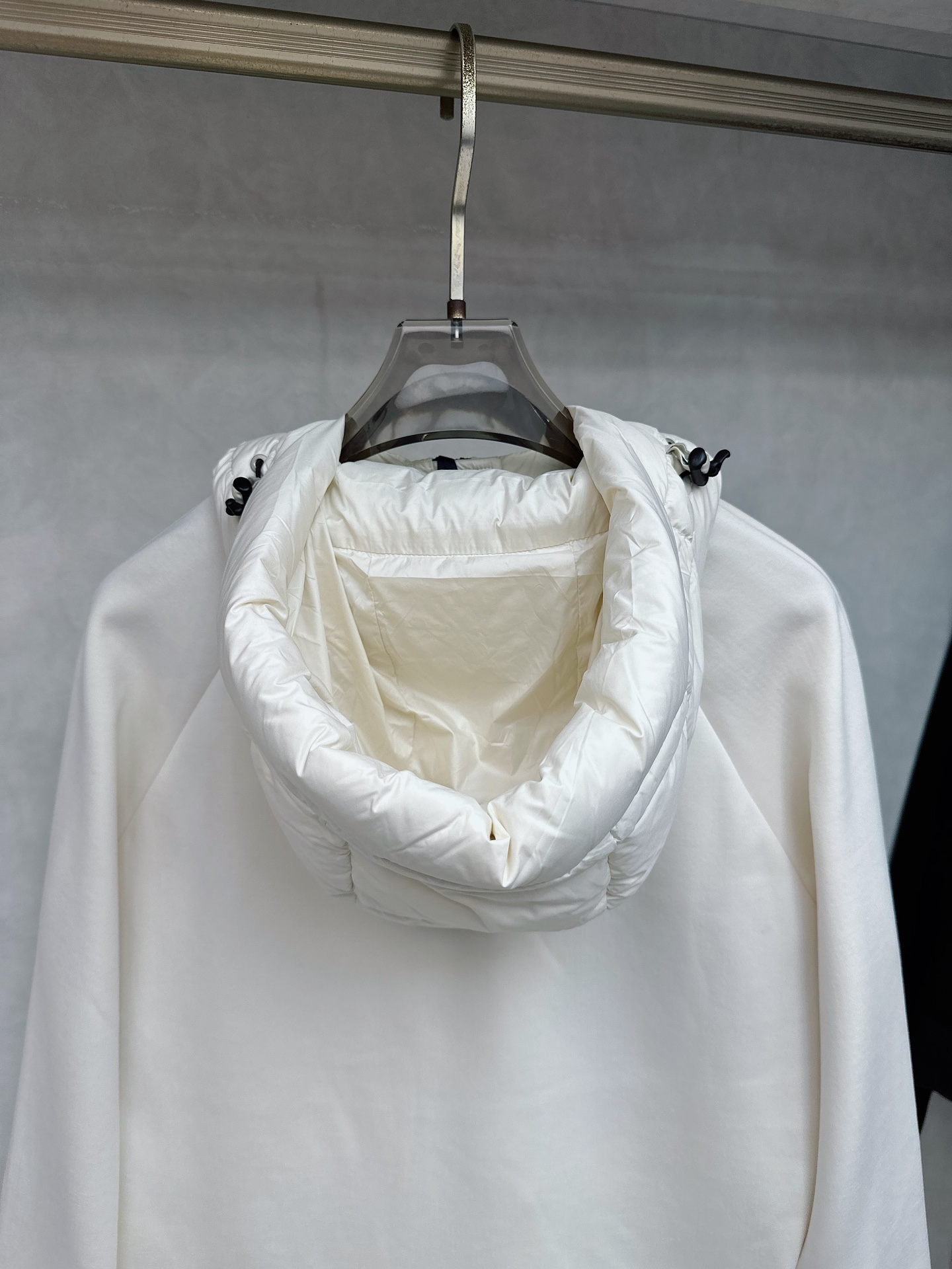 Moncler 蒙口 FW2025新款连帽拼羽绒夹克外套。经典款，一件难求。采用原版定制面料，正身充90