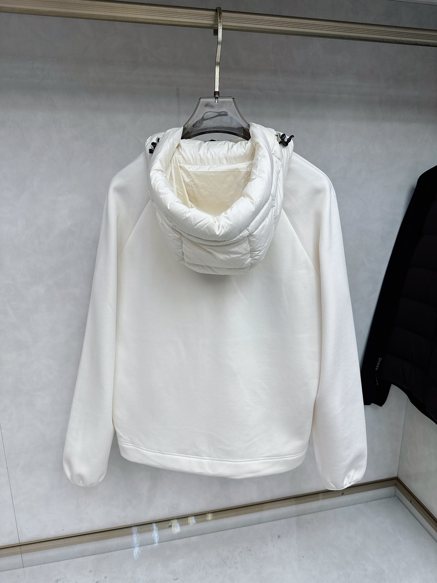 Moncler 蒙口 FW2025新款连帽拼羽绒夹克外套。经典款，一件难求。采用原版定制面料，正身充90