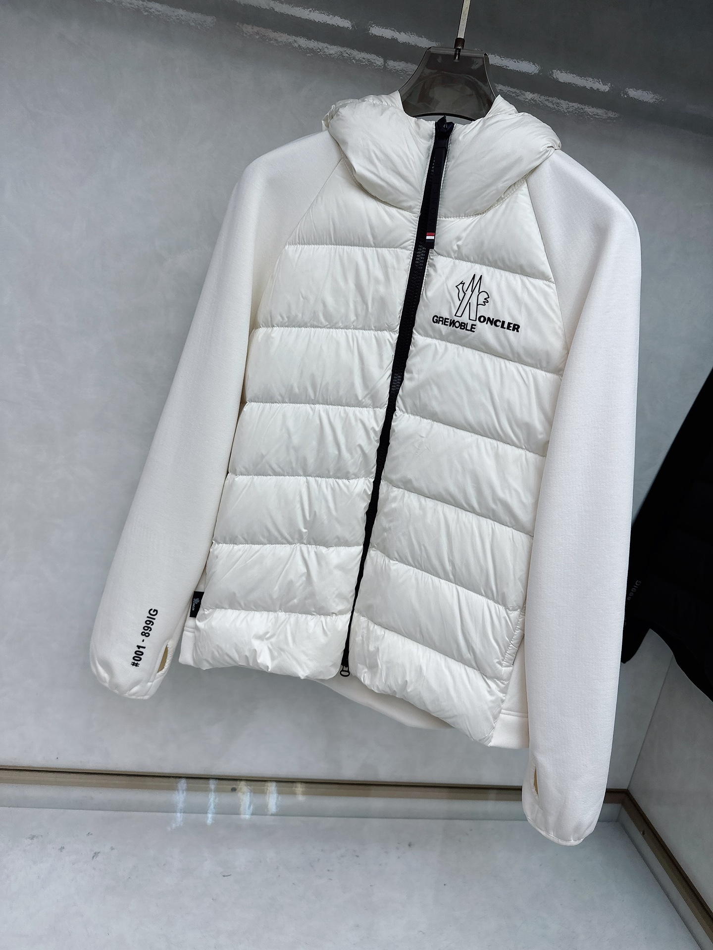 Moncler 蒙口 FW2025新款连帽拼羽绒夹克外套。经典款，一件难求。采用原版定制面料，正身充90