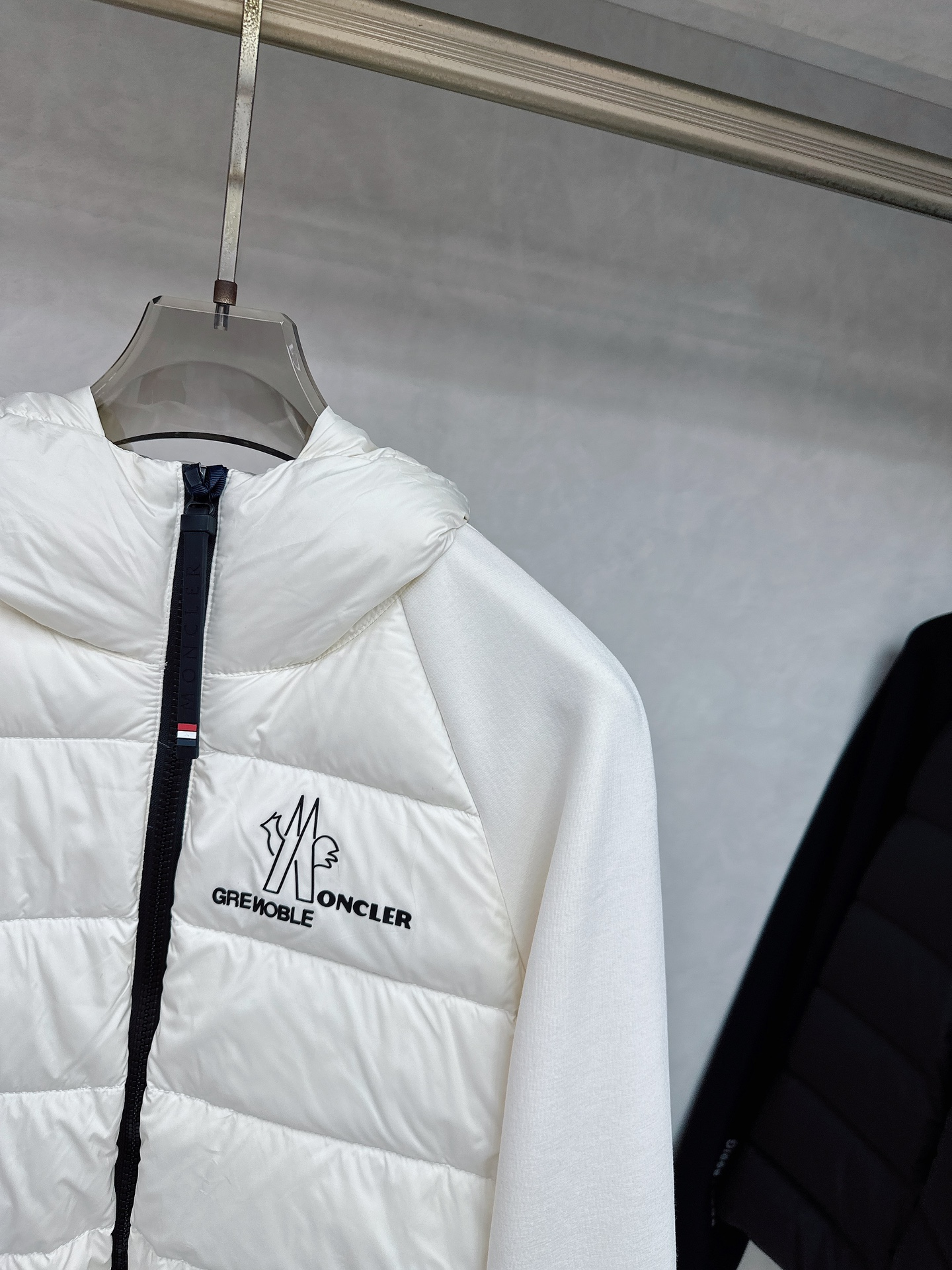 Moncler 蒙口 FW2025新款连帽拼羽绒夹克外套。经典款，一件难求。采用原版定制面料，正身充90