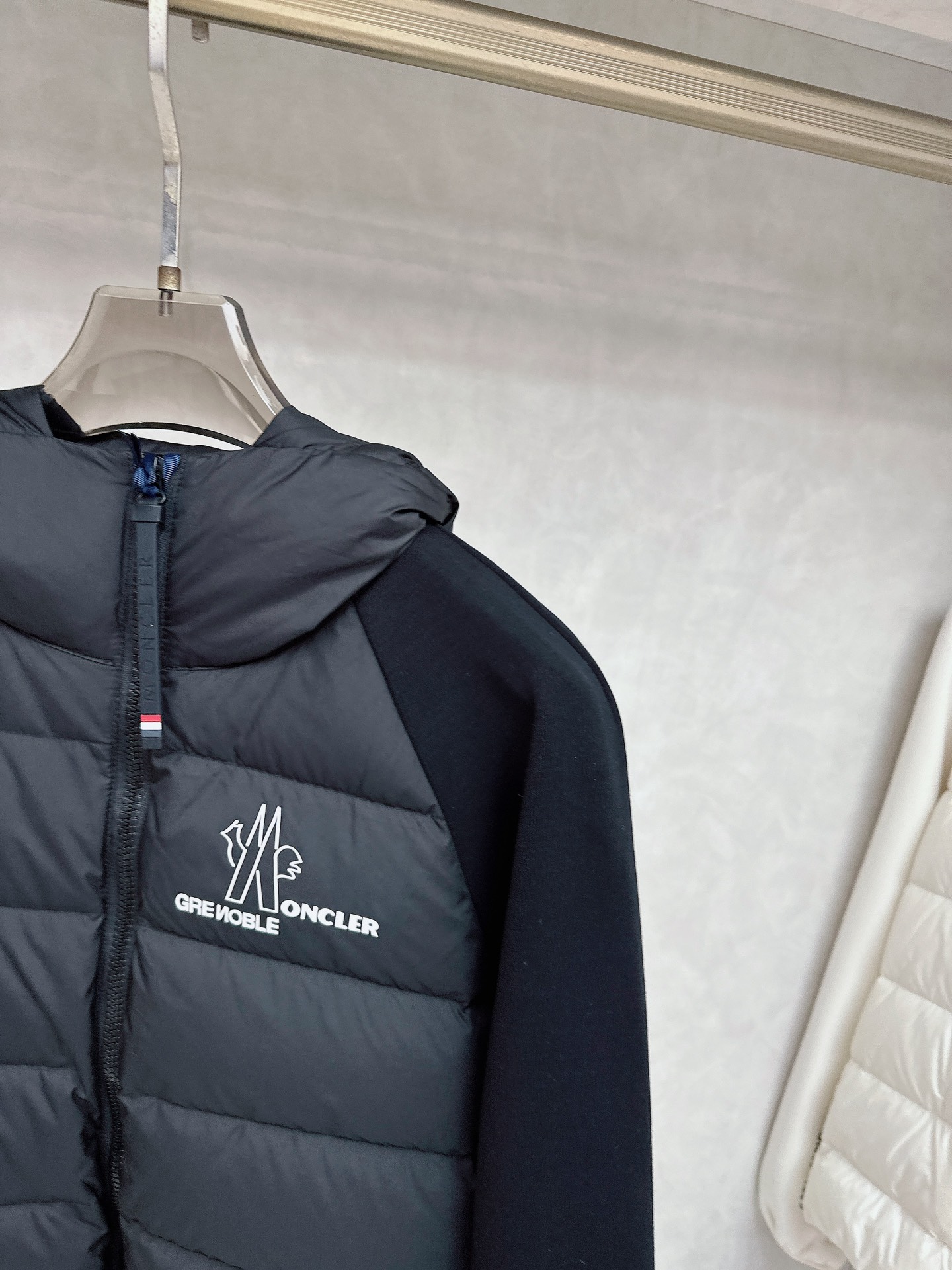 Moncler 蒙口 FW2025新款连帽拼羽绒夹克外套。经典款，一件难求。采用原版定制面料，正身充90