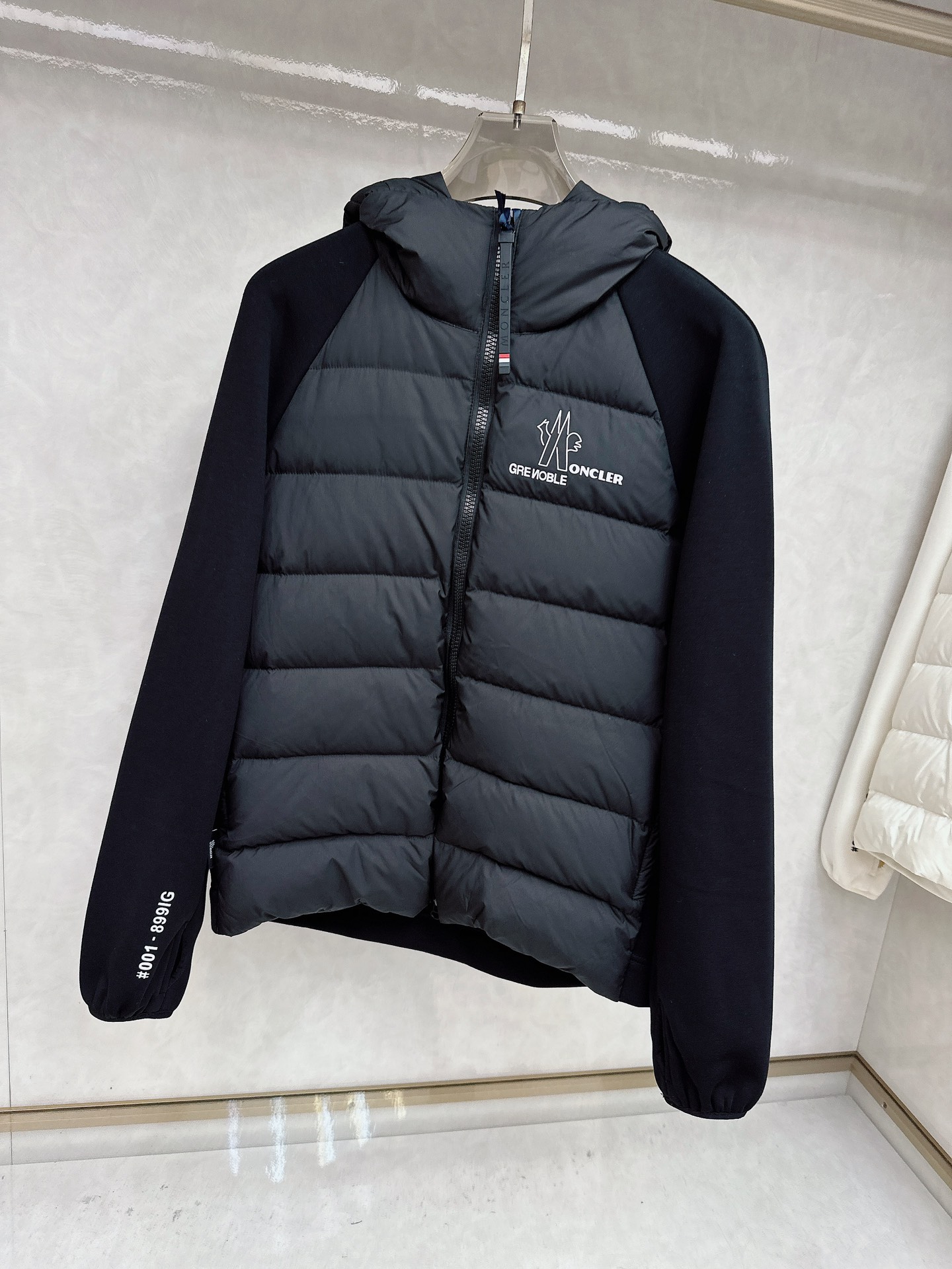 Moncler 蒙口 FW2025新款连帽拼羽绒夹克外套。经典款，一件难求。采用原版定制面料，正身充90