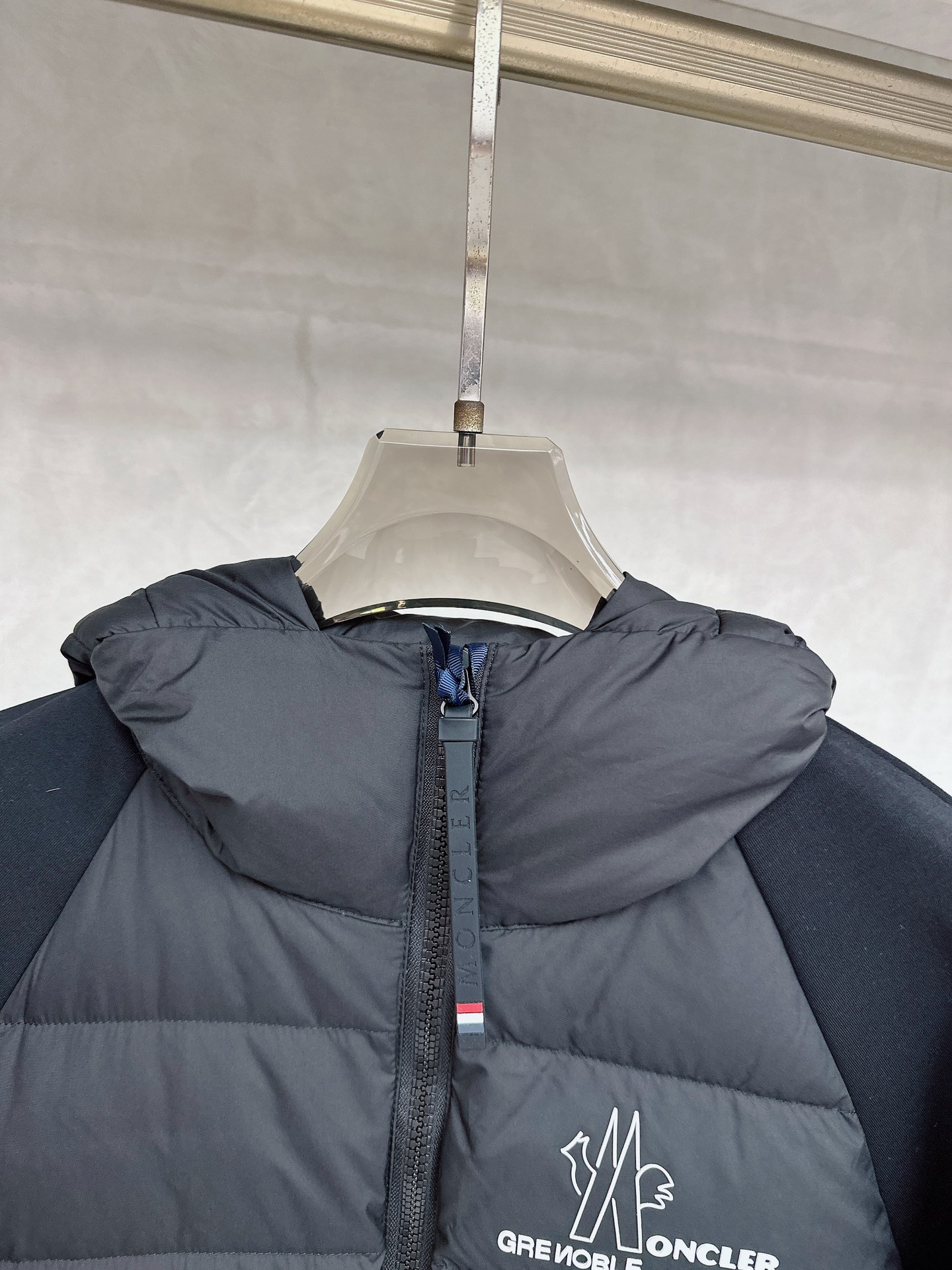 Moncler 蒙口 FW2025新款连帽拼羽绒夹克外套。经典款，一件难求。采用原版定制面料，正身充90