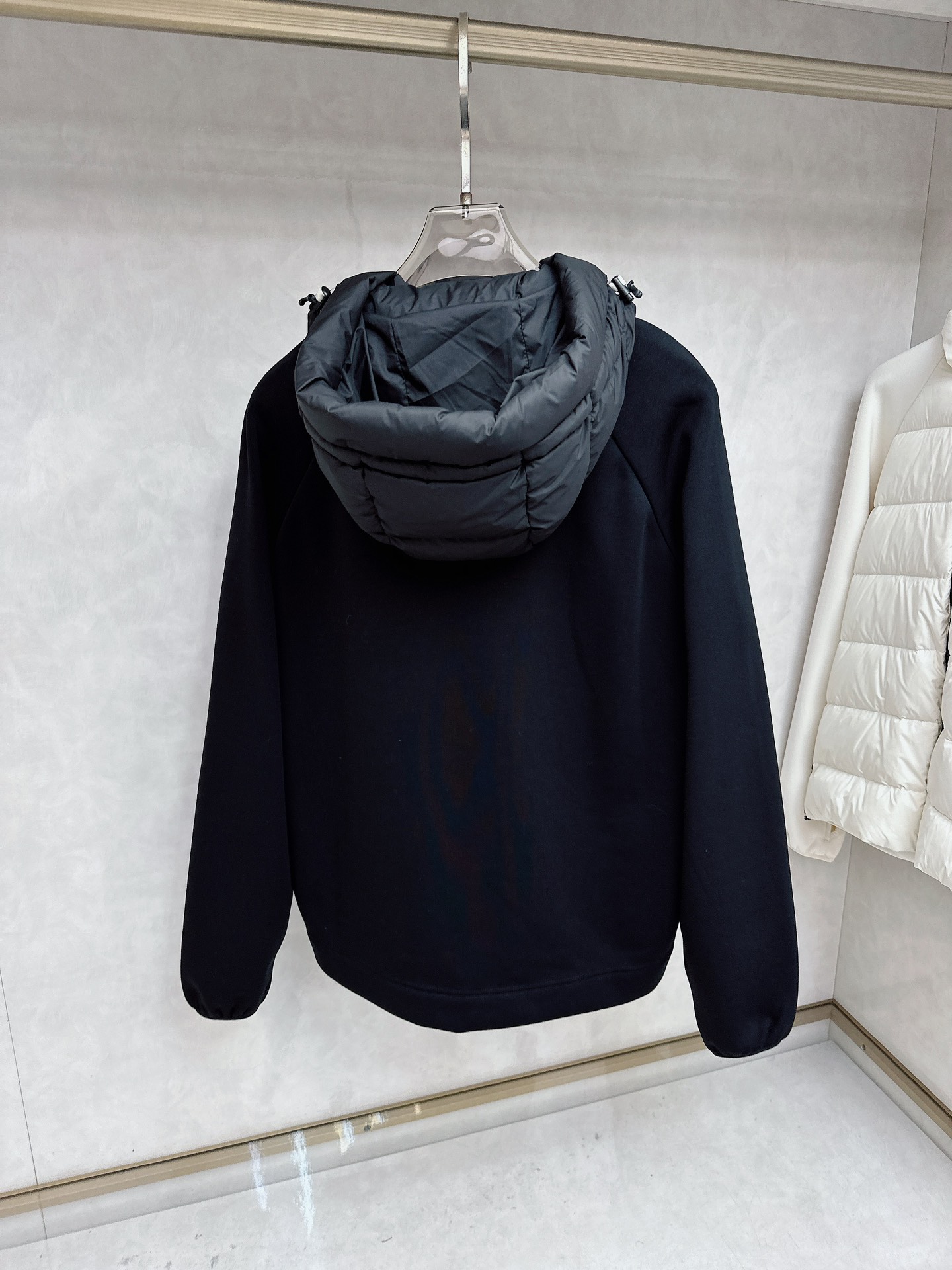 Moncler 蒙口 FW2025新款连帽拼羽绒夹克外套。经典款，一件难求。采用原版定制面料，正身充90