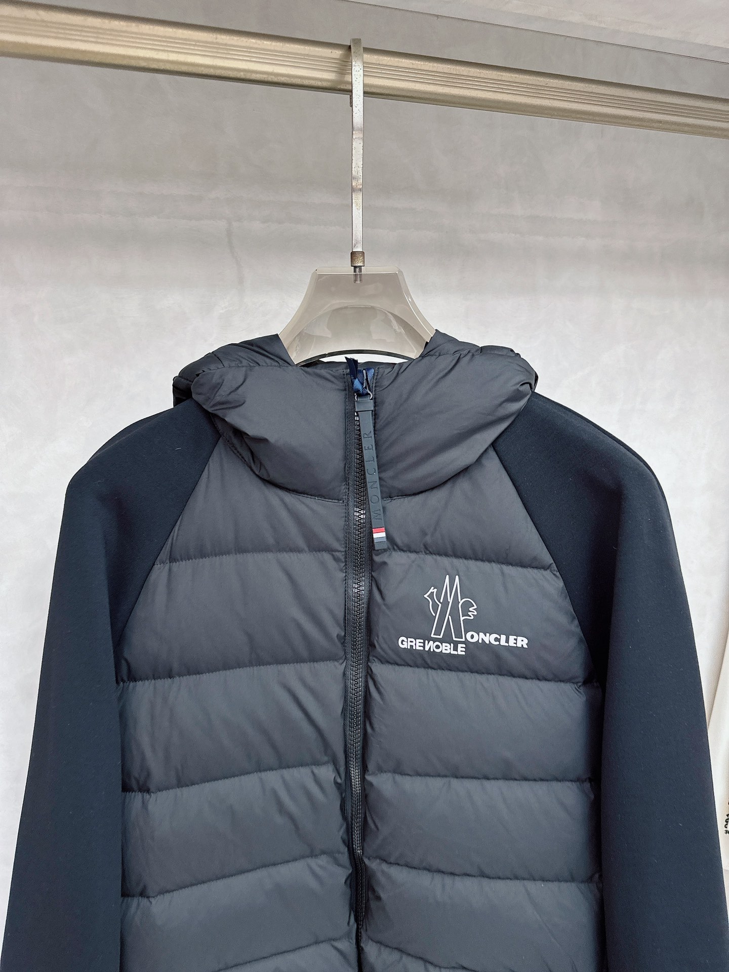 Moncler 蒙口 FW2025新款连帽拼羽绒夹克外套。经典款，一件难求。采用原版定制面料，正身充90