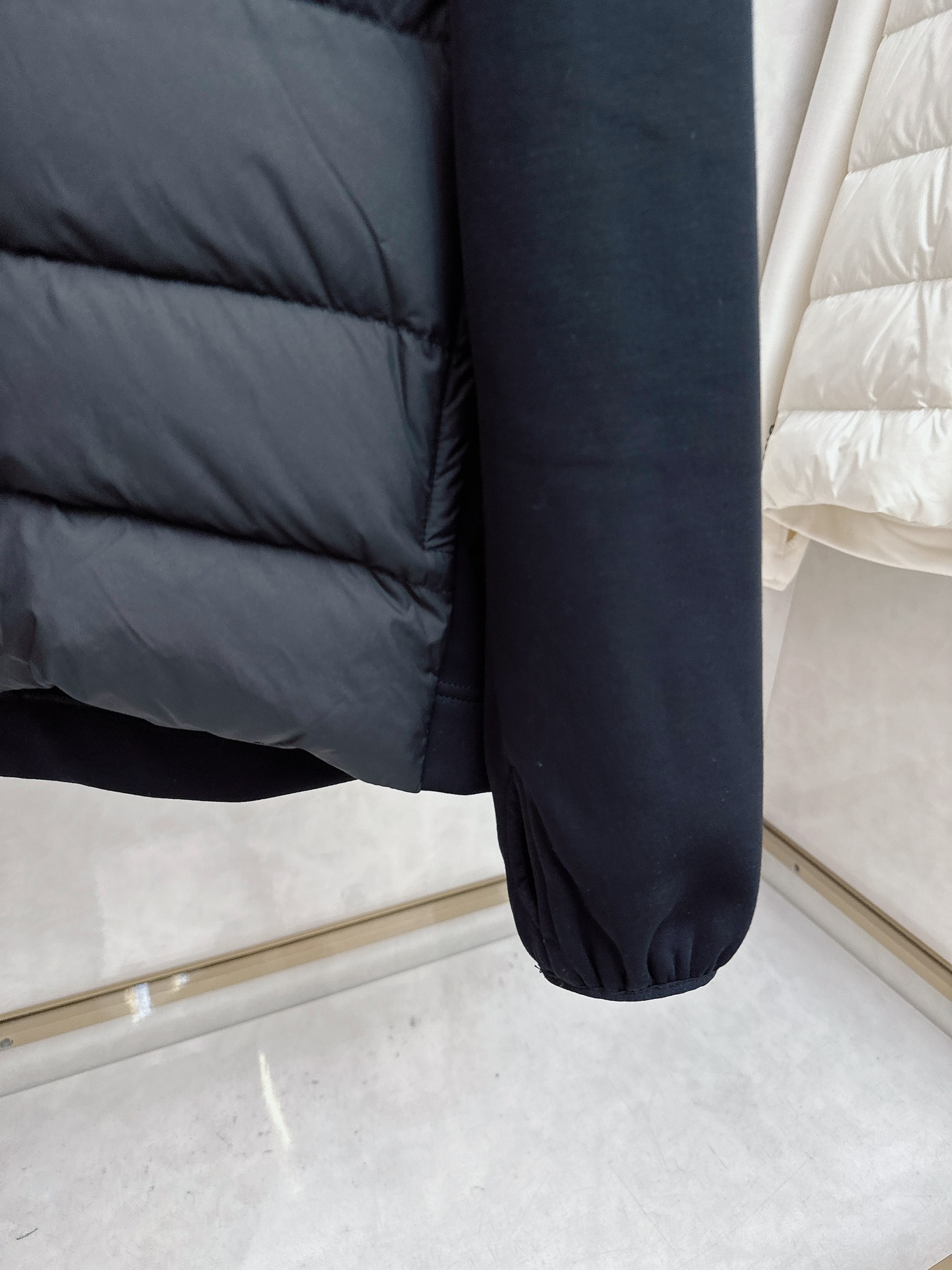 Moncler 蒙口 FW2025新款连帽拼羽绒夹克外套。经典款，一件难求。采用原版定制面料，正身充90