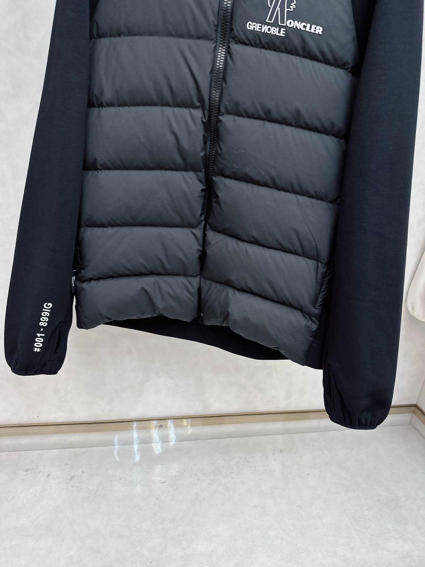 Moncler 蒙口 FW2025新款连帽拼羽绒夹克外套。经典款，一件难求。采用原版定制面料，正身充90