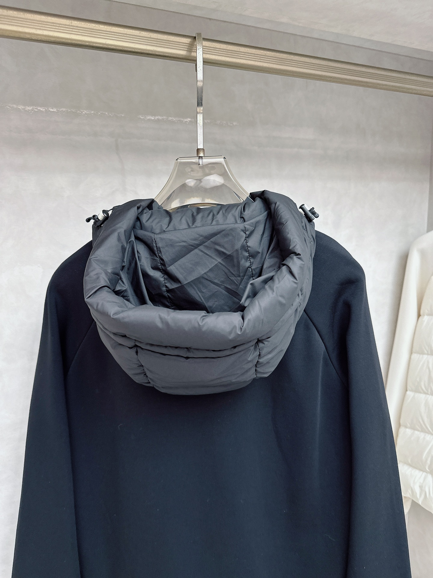 Moncler 蒙口 FW2025新款连帽拼羽绒夹克外套。经典款，一件难求。采用原版定制面料，正身充90