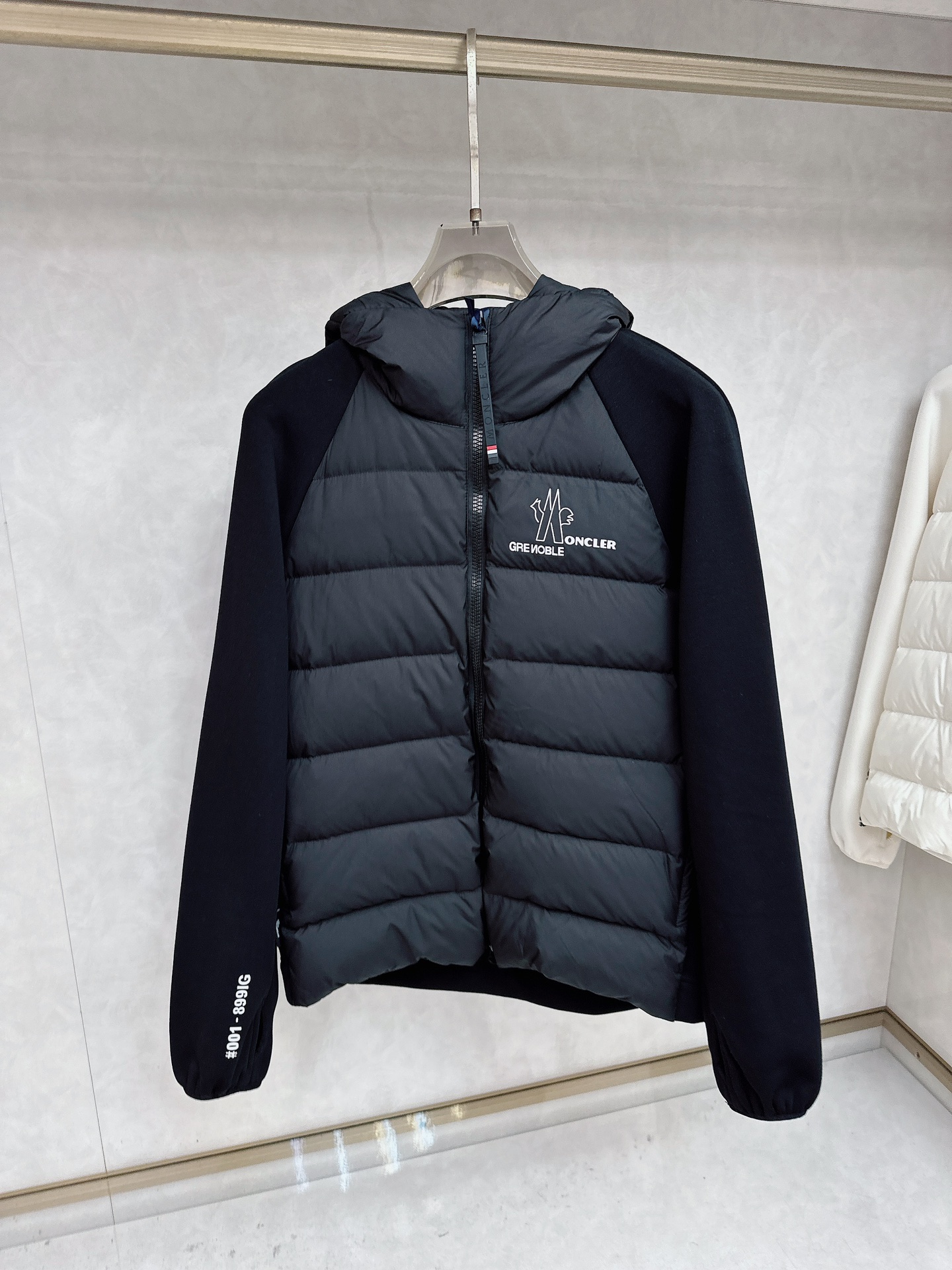 Moncler 蒙口 FW2025新款连帽拼羽绒夹克外套。经典款，一件难求。采用原版定制面料，正身充90