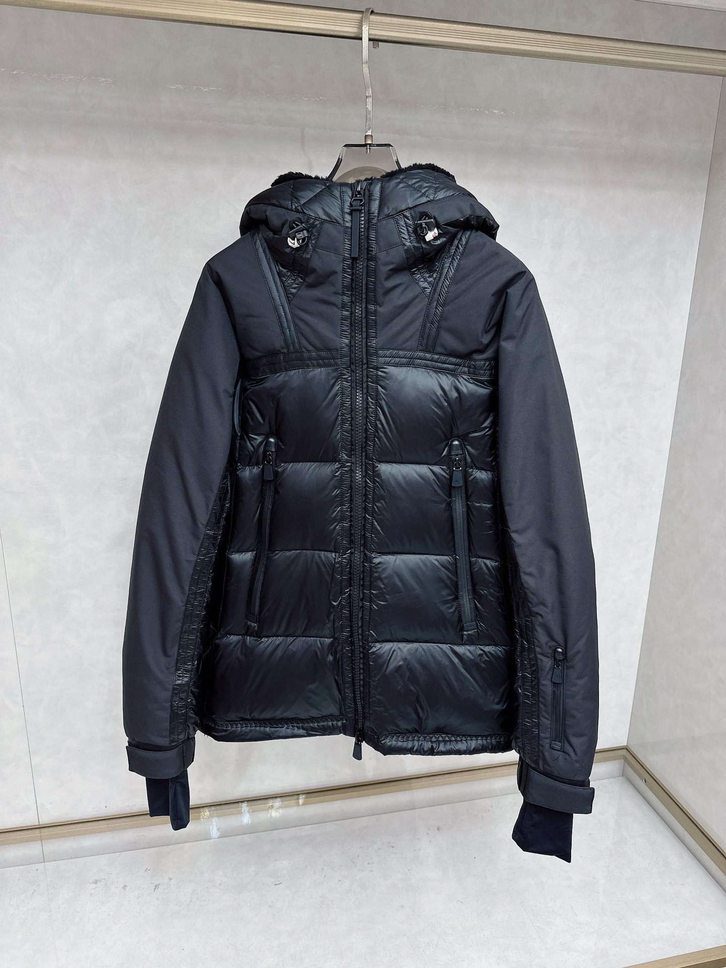 NO:661203,Premium down Moncler Grenoble men's Morgins shearling-lined down jacket. High-end single product. Original purchase and development. Matched fabrics. Original replacement fabrics and original hardware. Morgins men's short down jacket is specially designed to provide protection on the snowy slopes to accompany you to enjoy mountain travel, a classic series.  The Morgins Down Jacket is made from a double-layered technical twill that's lightweight and weatherproof. Enjoy your mountain adventures in this cropped down jacket with functional zippers and utility pockets. Details Fleece-lined collar/hood Nylon lining Filled with down Double-layer storm fly Adjustable hood with tricolor detail YKK Aquaguard functional zipper closure YKK Aquaguard functional zipper pocket Internal electronics and goggle mesh pockets  Snow lining Elastic knit wrist guards Ski pass pockets on sleeves Adjustable cuffs and hem Size1-5 Black/brown,,jackets & coats,down jacket,hats, 19860909特级羽绒 Moncler Grenoble男士Morgins羊毛皮拼接里羽绒服.高端单品.原版购入开发.对版面料.原厂替换面料原厂配五金. Morgins男士短款羽绒夹克专为在雪道上提供保护而设计,伴您尽享山地旅行,经典系列. Morgins羽绒夹克采用双层科技斜纹面料制成,质地轻盈,可抵御恶劣天气.此款短款羽绒夹克配有功能性拉链和实用口袋,伴您尽享山地旅行. 详情 衣领/篼帽配有羊毛内衬 尼龙衬里 填充羽绒 双层防风门襟 可调节兜帽,饰有三色细节 YKK Aquaguard功能性拉链开合 YKK Aquaguard功能性拉链口袋 内部电子设备口袋和护目镜网袋 防雪衬 弹性针织护腕 衣袖设有滑雪通行证口袋 可调节袖口和下摆 Size1-5 黑色/棕色,,jackets & coats,down jacket,hats, ,Men's clothing