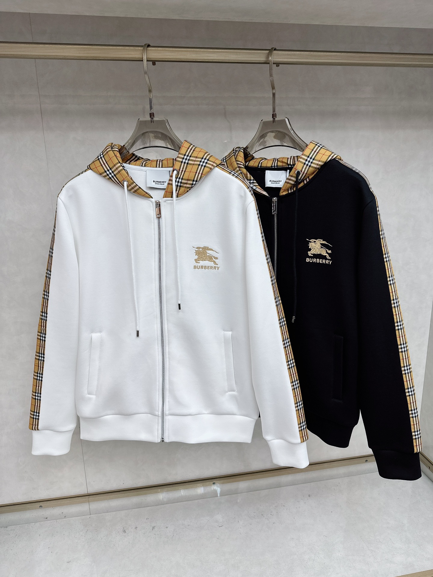 NO:596938,Burberry autumn and winter zipper sweatshirts for men and women, comfortable, relaxed, sports and leisure all in one!  Classic and versatile, it breaks the boring style of previous years and becomes more youthful and fashionable, adding a trendy style that keeps pace with the times!  Loose tailoring, elastic waist and adjustable drawstring, two side pockets, original production, restored wiring details, counter-level exquisite workmanship, super good fit, and unbeatable upper body effect!  Size M L XL 2XL 3XL,,burberry,hoodie,sweatshirts,alexander wang19860909巴宝莉 秋冬男女同款拉链卫衣 舒适轻松运动休闲集一体！经典百搭,打破往年的枯燥乏味更为年轻时尚,多了一份与时俱进的潮流范儿！宽松裁剪,弹力腰部和可调节抽绳,两个侧口袋,原版打造,走线细节还原,专柜级别精致做版型超级好,上身效果无敌！ 码数M L XL 2XL 3XL,,burberry,hoodie,sweatshirts,alexander wang,Men's clothing