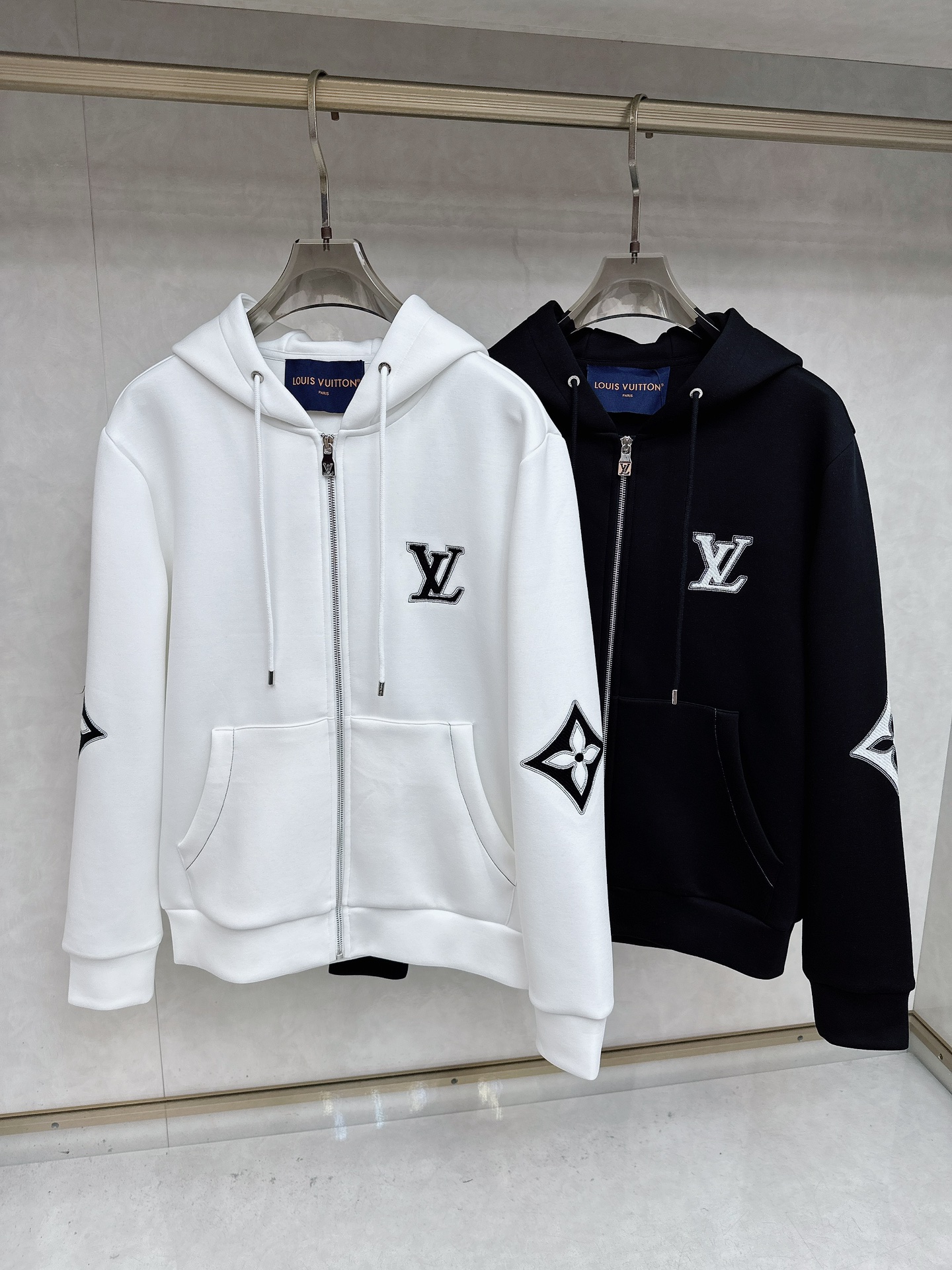 NO:596941,LV autumn and winter zipper sweatshirts for men and women are comfortable, relaxed, sports and leisure all in one!  Classic and versatile, it breaks the boring style of previous years and becomes more youthful and fashionable, adding a trendy style that keeps pace with the times!  Loose tailoring, elastic waist and adjustable drawstring, two side pockets, original production, restored wiring details, counter-level exquisite workmanship, super good fit, and unbeatable upper body effect!  Size M L XL 2XL 3XL,,louis vuitton,hoodie,sweatshirts,alexander wang19860909LV 秋冬男女同款拉链卫衣 舒适轻松运动休闲集一体！经典百搭,打破往年的枯燥乏味更为年轻时尚,多了一份与时俱进的潮流范儿！宽松裁剪,弹力腰部和可调节抽绳,两个侧口袋,原版打造,走线细节还原,专柜级别精致做版型超级好,上身效果无敌！ 码数M L XL 2XL 3XL,,louis vuitton,hoodie,sweatshirts,alexander wang,Men's clothing