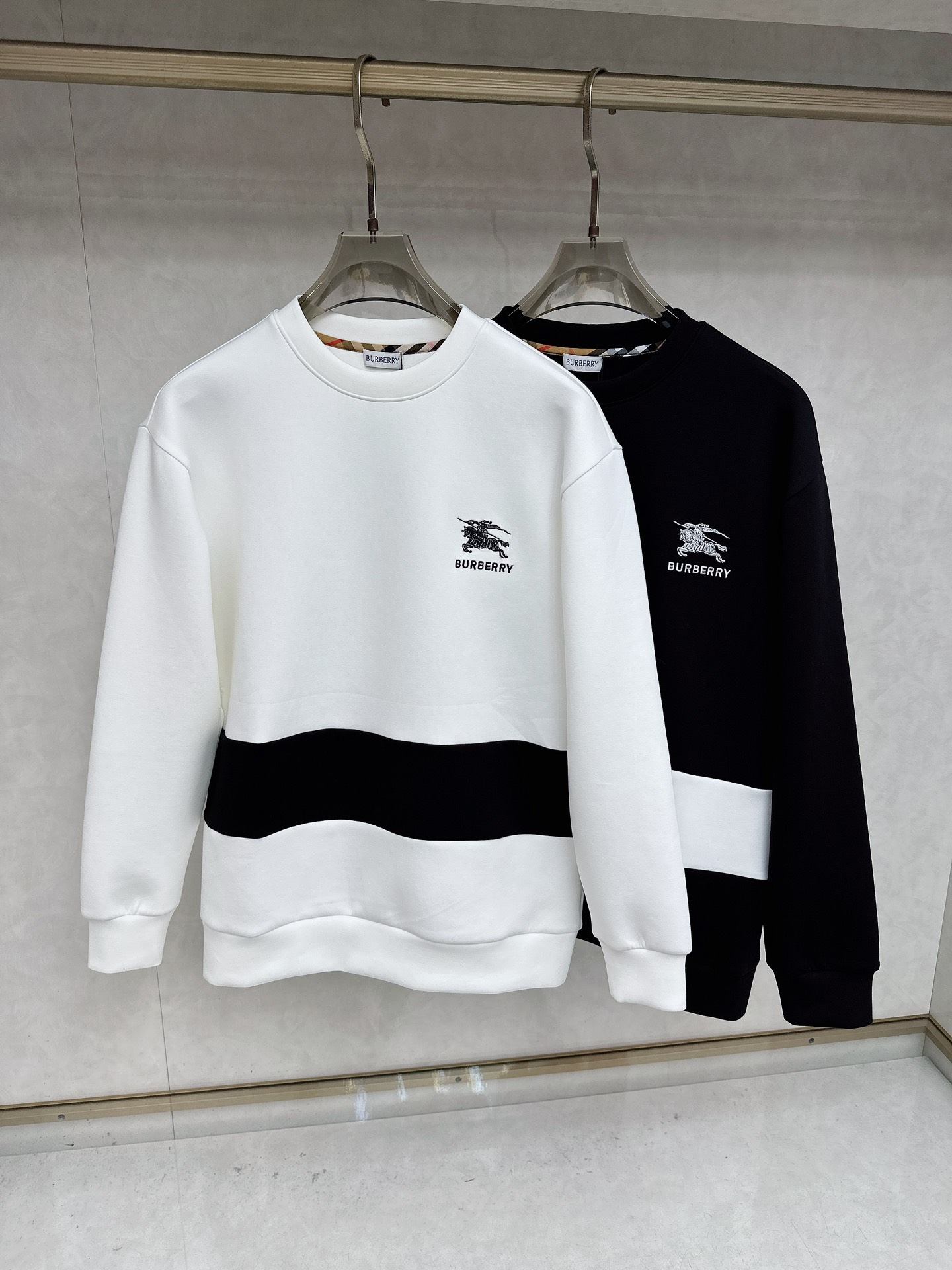 NO:596949,Burberry [new product] 2025 autumn and winter three-dimensional logo embroidered pullover space cotton sweatshirt, high-end sweatshirt, the best original order!  Streamlined sense of fashion, feel the unique temperament of British style. Advocate individuality, future, youth, creativity... Customer-supplied turned-over velvet cotton fabric, the inner texture is super strong, neat and meticulous. The texture is smooth and delicate, comfortable and breathable. The tailoring process is in place and the upper body is absolutely perfect. The neat and symmetrical beauty and strong three-dimensional sense are different from traditional offset printing patterns. Exquisite embroidery Color white/black Size S/M/L/XL  S Shoulder width 44 Bust 104 Clothes length 67 Sleeve length 61,,burberry,burberry,hoodie,sweatshirts,alexander wang19860909巴宝莉burberry【新品】2025秋冬立体徽标刺绣套头太空棉卫衣 高端卫衣,极品原单！ 精简的时尚感,感受英式风格的独特气质.崇尚个性未来,青春,创意... 客供翻面绒棉质面料,内里织面质感超强,工整细致.质感顺滑细腻,舒适透气.裁剪工艺到位上身绝对足够完美. 工整对称的美感,立体感超强区别传统胶印图案.精美刺绣 颜色白色/黑色 尺码 S/M/L/XL S肩宽44胸围104衣长67袖长61,,burberry,burberry,hoodie,sweatshirts,alexander wang,Men's clothing