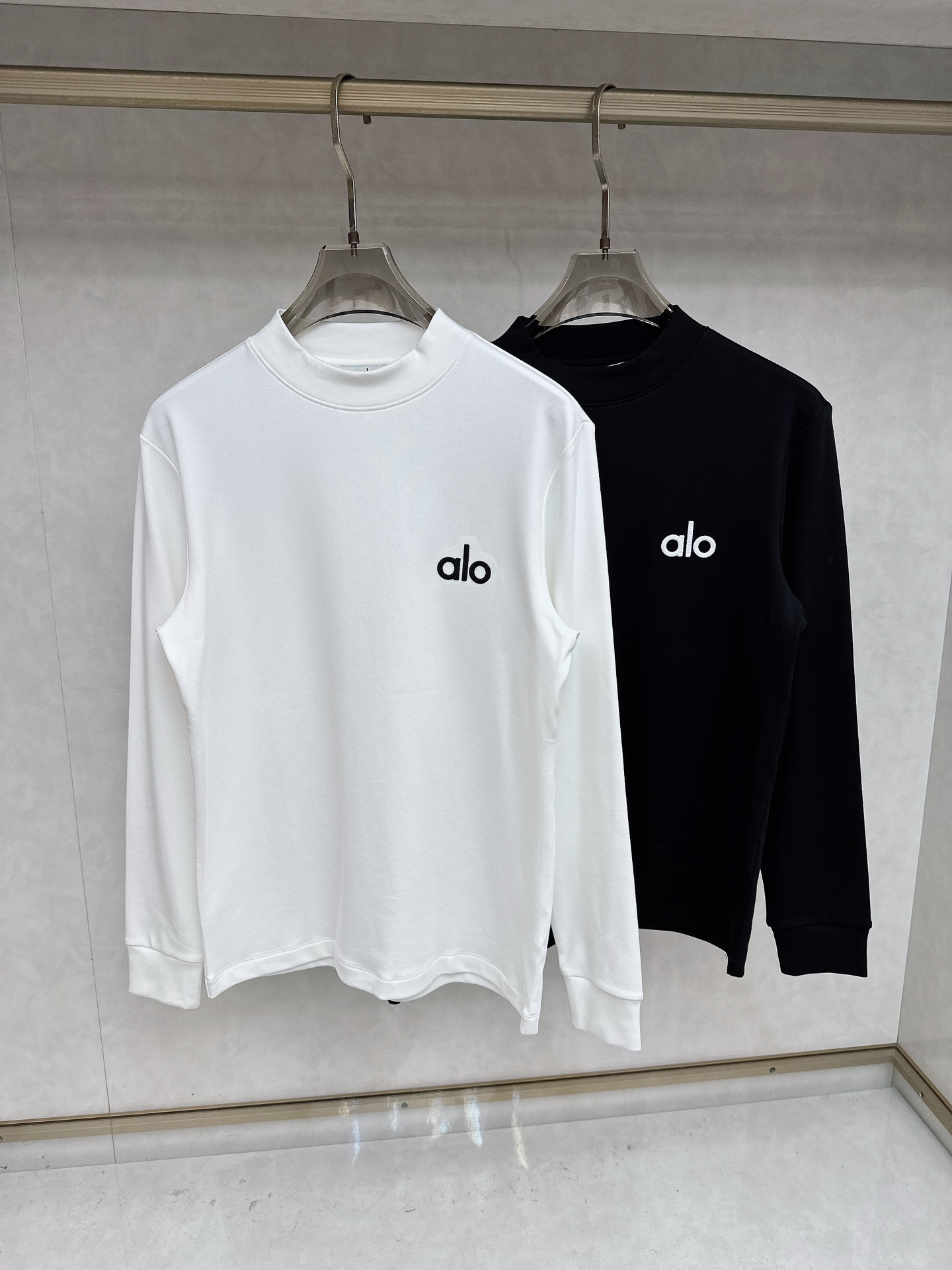 NO:596951,alo 2025 autumn and winter counter new fashion casual bottoming long-sleeved T-shirt, made of imported high-density double-sided stretch cotton fabric, made of exquisite original logo, excellent in comfort and breathability, soft and anti-wrinkle, elastic and drapey. It is handsome whether worn alone or as an inner layer. It conforms to men's practical dressing habits, pursues luxury, noble and elegant style, and creates extraordinary men's taste. The visual effect is very good, the grade is very high, simple and fashionable, a must-have choice for leisure and business!  Size S-XXL,,tees,t-shirt,alexander wang19860909alo 2025秋冬专柜新款 时尚休闲打底衫长袖T恤,精选进口高密度双面拉架棉面料,精致原版logo打造,舒适性与透气性兼优,柔软抗皱弹性和垂性极佳,无论是单穿或是内搭都是帅气十足,吻合了男性实用穿衣习惯,追求奢华高贵优雅风范,打造不凡男士品味,视觉效果非常赞,档次极高,简约时尚,休闲商务必备之选！ 码数S-XXL,,tees，t-shirt,alexander wang,Men's clothing