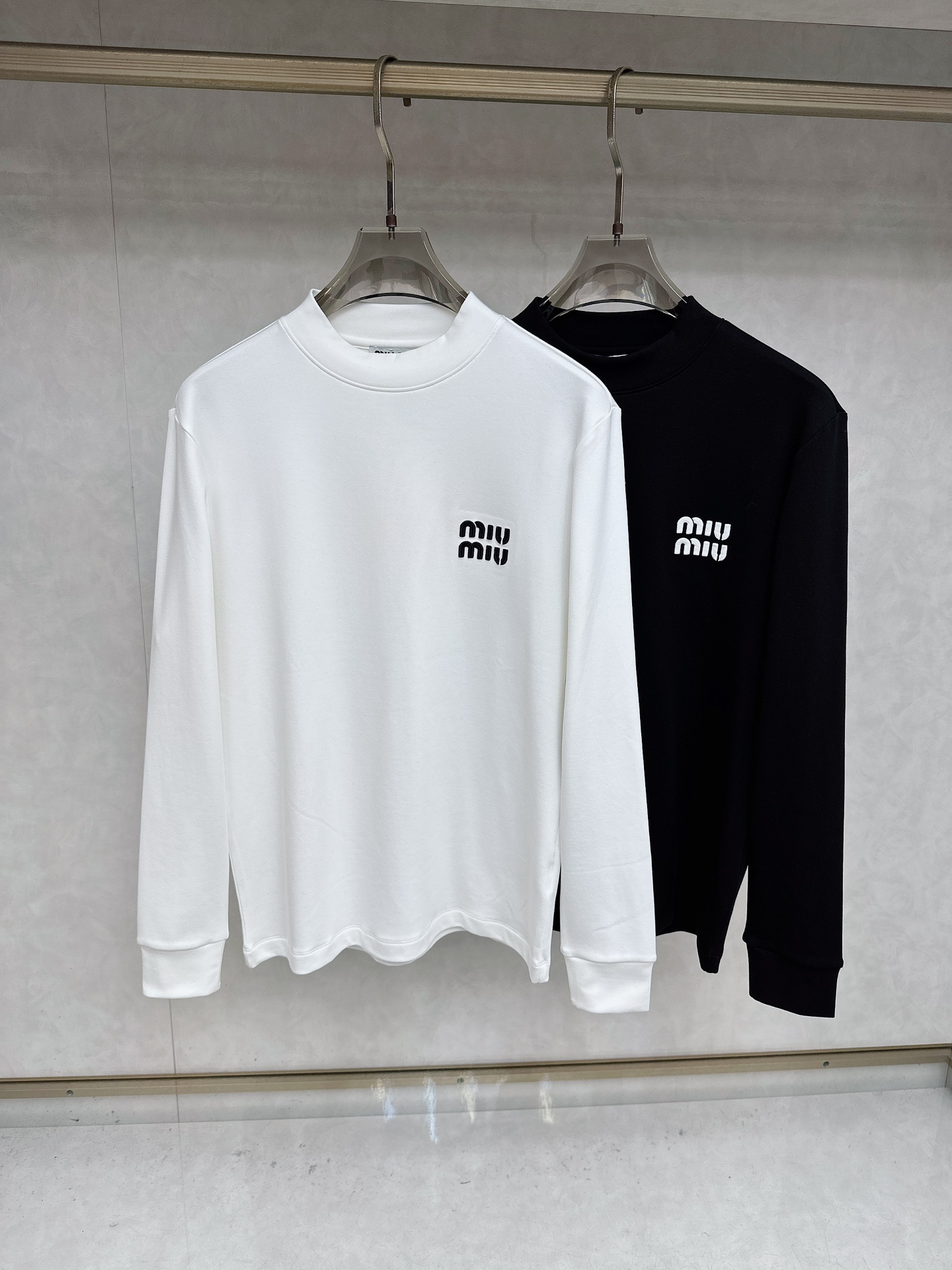 NO:596953,mumu 2025 Autumn and Winter counter new fashion casual bottoming long-sleeved T-shirt, made of imported high-density double-sided stretch cotton fabric, made with exquisite original logo, excellent in comfort and breathability, soft, anti-wrinkle, elastic and excellent drape. It is handsome whether worn alone or as an inner layer. It conforms to men's practical dressing habits, pursues luxury, noble and elegant style, and creates extraordinary men's taste. The visual effect is very good, the grade is very high, simple and fashionable, a must-have choice for leisure and business!  Size S-XXL,,tees,t-shirt,alexander wang19860909mumu 2025秋冬专柜新款 时尚休闲打底衫长袖T恤,精选进口高密度双面拉架棉面料,精致原版logo打造,舒适性与透气性兼优,柔软抗皱弹性和垂性极佳,无论是单穿或是内搭都是帅气十足,吻合了男性实用穿衣习惯,追求奢华高贵优雅风范,打造不凡男士品味,视觉效果非常赞,档次极高,简约时尚,休闲商务必备之选！ 码数S-XXL,,tees，t-shirt,alexander wang,Men's clothing