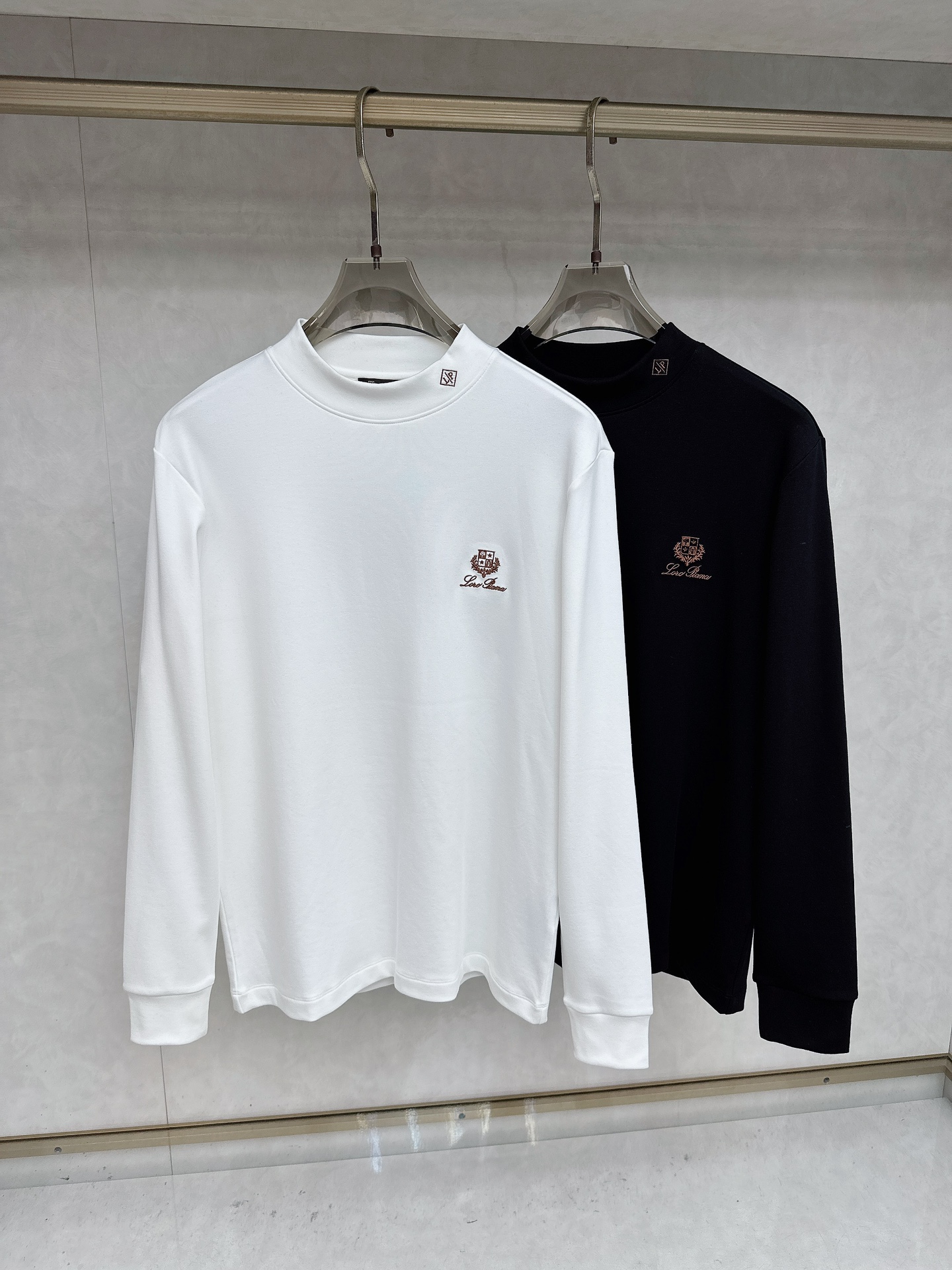 NO:596957,LP's new autumn and winter counter, fashionable casual bottoming long-sleeved T-shirt, made of imported high-density double-sided stretch cotton fabric, made with exquisite original logo, excellent in comfort and breathability, soft, anti-wrinkle, elastic and drapey. It is handsome whether worn alone or as an inner layer. It conforms to men's practical dressing habits, pursues luxury, noble and elegant style, and creates extraordinary men's taste. The visual effect is very good, the grade is very high, simple and fashionable, a must-have choice for leisure and business!  Size S-XXL,,loro piana,tees,t-shirt,alexander wang19860909LP 秋冬专柜新款 时尚休闲打底衫长袖T恤,精选进口高密度双面拉架棉面料,精致原版logo打造,舒适性与透气性兼优,柔软抗皱弹性和垂性极佳,无论是单穿或是内搭都是帅气十足,吻合了男性实用穿衣习惯,追求奢华高贵优雅风范,打造不凡男士品味,视觉效果非常赞,档次极高,简约时尚,休闲商务必备之选！ 码数S-XXL,,loro piana,tees，t-shirt,alexander wang,Men's clothing