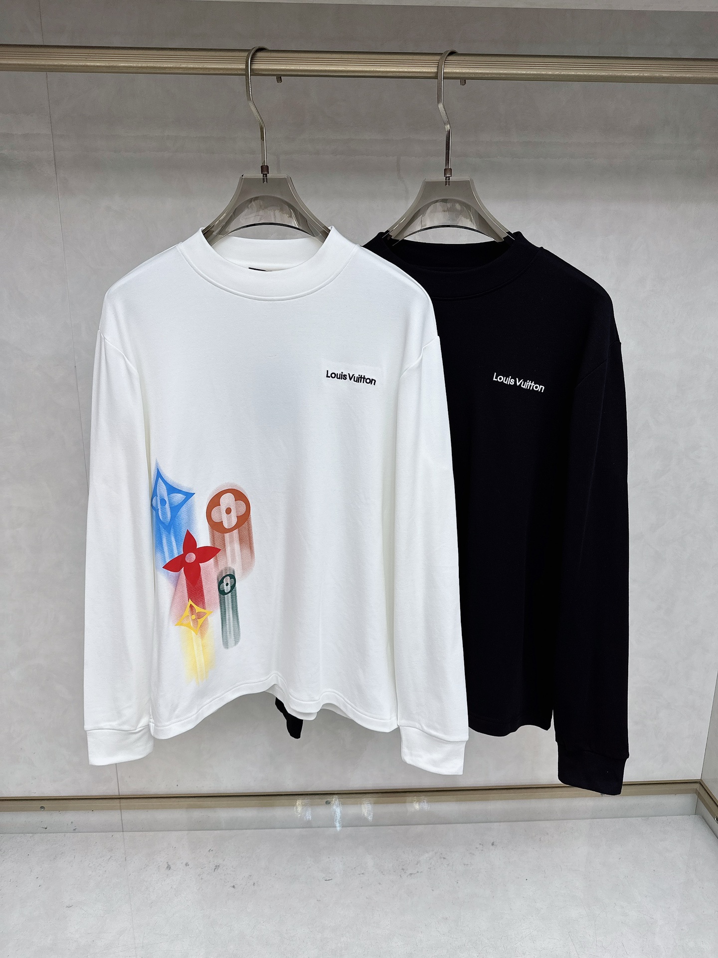 NO:596930,LV 25ss autumn [new product] new trade order round neck long sleeves!  Internet celebrity model!  The upper body is comfortable and breathable, not stiff, and has a rich three-dimensional feel overall. It is a quality export order that meets the simple needs of commuters. The upper body effect is very good, slimming, and not picky about the figure. The fabric workmanship... is impeccable. Only good craftsmanship and good fabrics can make you wear a good taste. A must-have item. Size S-2XL, louis vuitton, alexander wang19860909LV 25ss秋季【新品】新款贸易订单圆领长袖！网红款！上身舒适透气,不僵硬,整体有着丰富的立体感,品质出口订单,满足通勤人们对于着装的简约需求,上身效果很好,显瘦,不挑剔身材.面料做工....无可挑剔,好工艺好面料才能穿出好品味一款,人手必备单品 码数S-2XL,,louis vuitton,alexander wang,Men's clothing