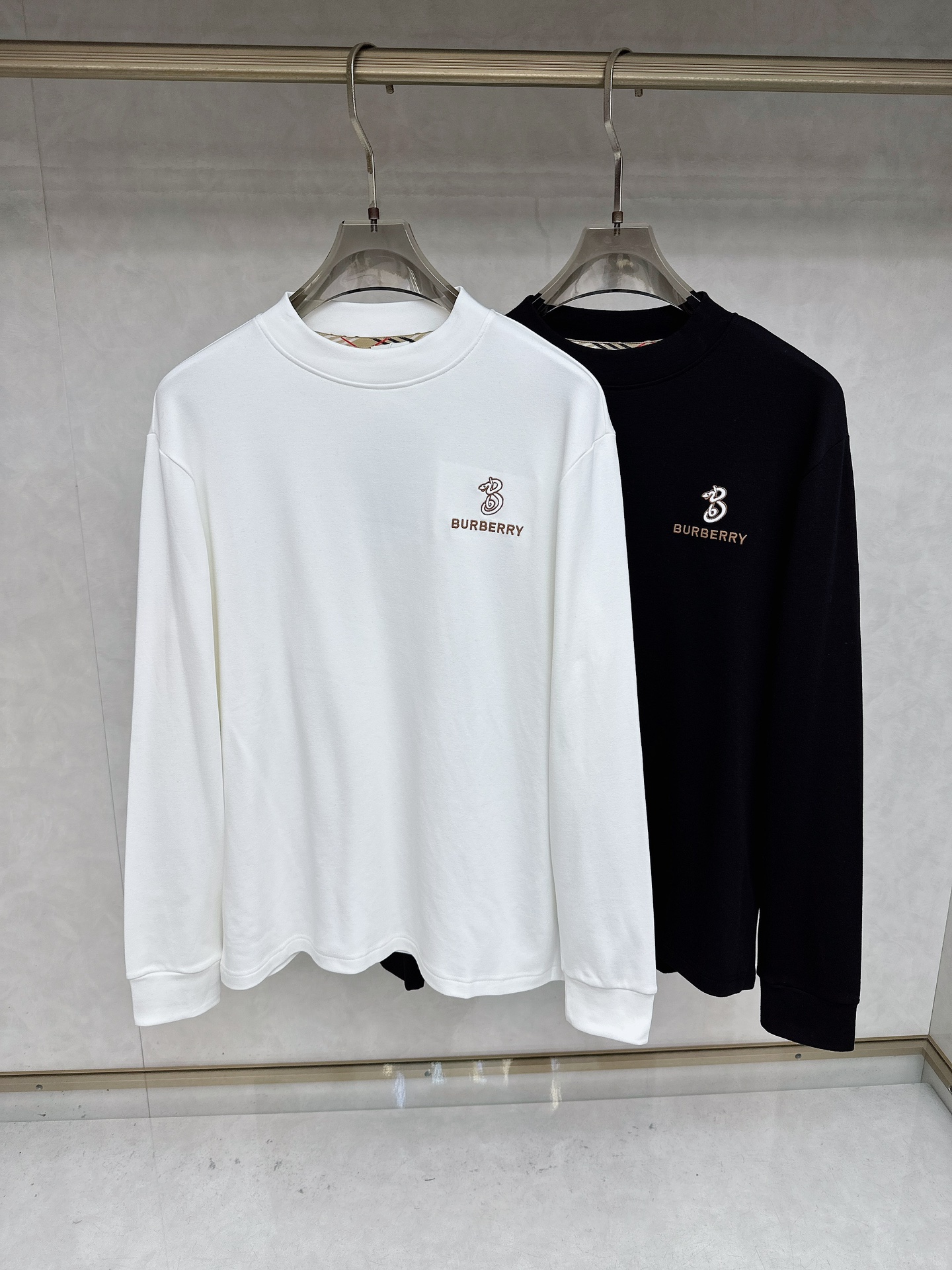 NO:596933,Burberry 25ss autumn [new product] new trade order round neck long sleeves!  Internet celebrity model!  The upper body is comfortable and breathable, not stiff, and the whole body has a rich three-dimensional sense. It is a quality export order that meets the simple needs of commuters. The upper body effect is very good, slimming, and not picky about the figure. The fabric workmanship... is impeccable. Good craftsmanship and good fabrics can make you wear a good taste. A must-have item. Size S-2XL, burberry, alexander wang19860909巴宝莉 25ss秋季【新品】新款贸易订单圆领长袖！网红款！上身舒适透气,不僵硬,整体有着丰富的立体感,品质出口订单,满足通勤人们对于着装的简约需求,上身效果很好,显瘦,不挑剔身材.面料做工....无可挑剔,好工艺好面料才能穿出好品味一款,人手必备单品 码数S-2XL,,burberry,alexander wang,Men's clothing