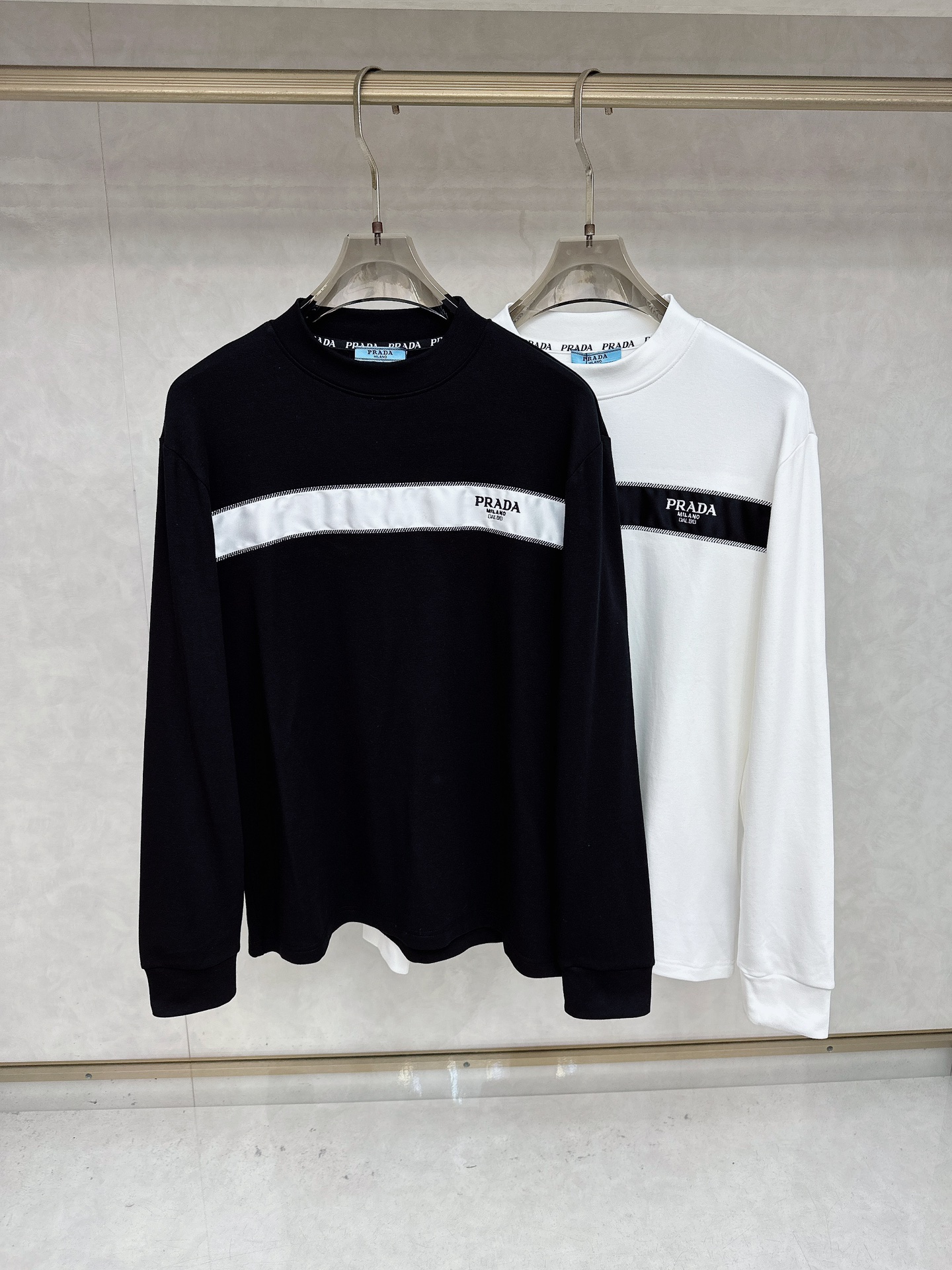 NO:596936,Prada 25ss autumn [new product] new trade order round neck long sleeves!  Internet celebrity model!  The upper body is comfortable and breathable, not stiff, and the whole body has a rich three-dimensional feel. It is a quality export order that meets the simple needs of commuters for dressing. The upper body effect is very good, slimming, and not picky about the figure. The fabric workmanship... is impeccable. Only good craftsmanship and good fabrics can make you wear a good taste. A must-have item. Size S-2XL, prada, alexander wang19860909普拉达 25ss秋季【新品】新款贸易订单圆领长袖！网红款！上身舒适透气,不僵硬,整体有着丰富的立体感,品质出口订单,满足通勤人们对于着装的简约需求,上身效果很好,显瘦,不挑剔身材.面料做工....无可挑剔,好工艺好面料才能穿出好品味一款,人手必备单品 码数S-2XL,,prada,alexander wang,Men's clothing