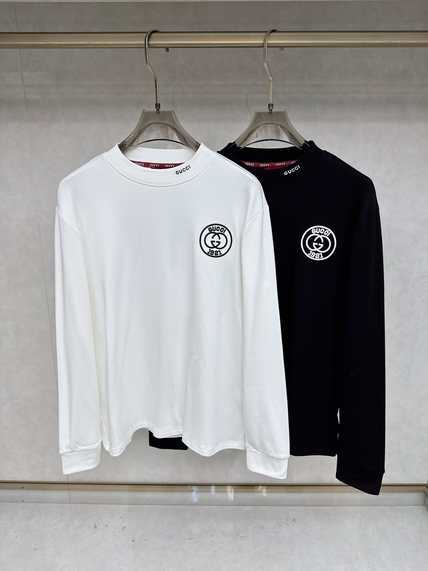 NO:596939,Gucci 25ss autumn [new product] new trade order round neck long sleeves!  Internet celebrity model!  The upper body is comfortable and breathable, not stiff, and the whole body has a rich three-dimensional sense. It is a high-quality export order that meets the simple needs of commuters. The upper body effect is very good, slimming, and not picky about the figure. The fabric workmanship... is impeccable. Only good workmanship and good fabrics can make you wear a good taste. A must-have item. Size S-2XL,, alexander wang19860909古奇 25ss秋季【新品】新款贸易订单圆领长袖！网红款！上身舒适透气,不僵硬,整体有着丰富的立体感,品质出口订单,满足通勤人们对于着装的简约需求,上身效果很好,显瘦,不挑剔身材.面料做工....无可挑剔,好工艺好面料才能穿出好品味一款,人手必备单品 码数S-2XL,,alexander wang,Men's clothing