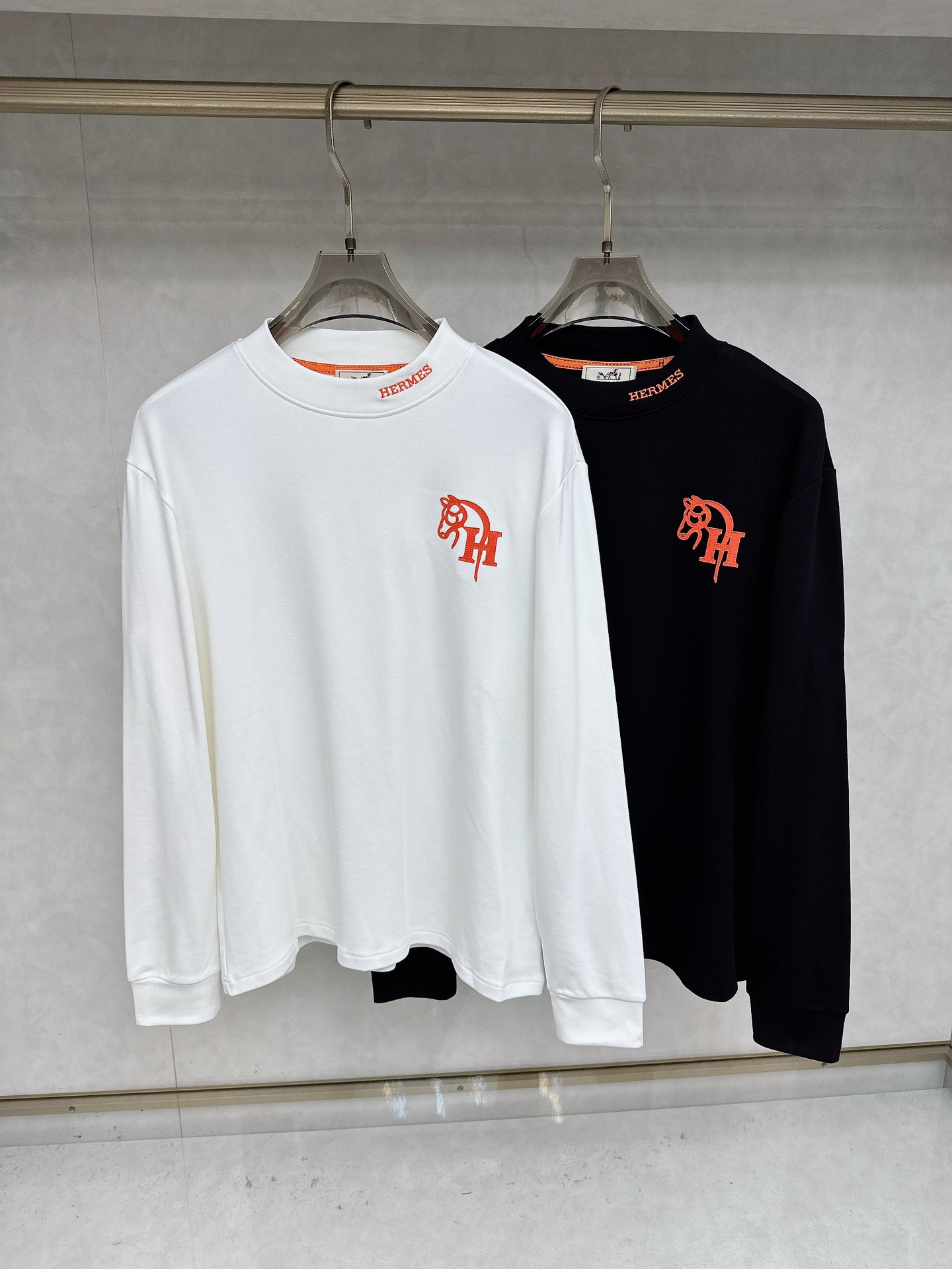 NO:596942,Hermès 25ss autumn [new product] new trade order round neck long sleeves!  Internet celebrity model!  The upper body is comfortable and breathable, not stiff, and the whole body has a rich three-dimensional sense. It is a quality export order that meets the simple needs of commuters for dressing. The upper body effect is very good, slimming, and not picky about the figure. The fabric workmanship... is impeccable. Good craftsmanship and good fabrics can make you wear a good taste. A must-have item for everyone. Size S-2XL, hermes, alexander wang19860909爱马仕 25ss秋季【新品】新款贸易订单圆领长袖！网红款！上身舒适透气,不僵硬,整体有着丰富的立体感,品质出口订单,满足通勤人们对于着装的简约需求,上身效果很好,显瘦,不挑剔身材.面料做工....无可挑剔,好工艺好面料才能穿出好品味一款,人手必备单品 码数S-2XL,,hermes,alexander wang,Men's clothing