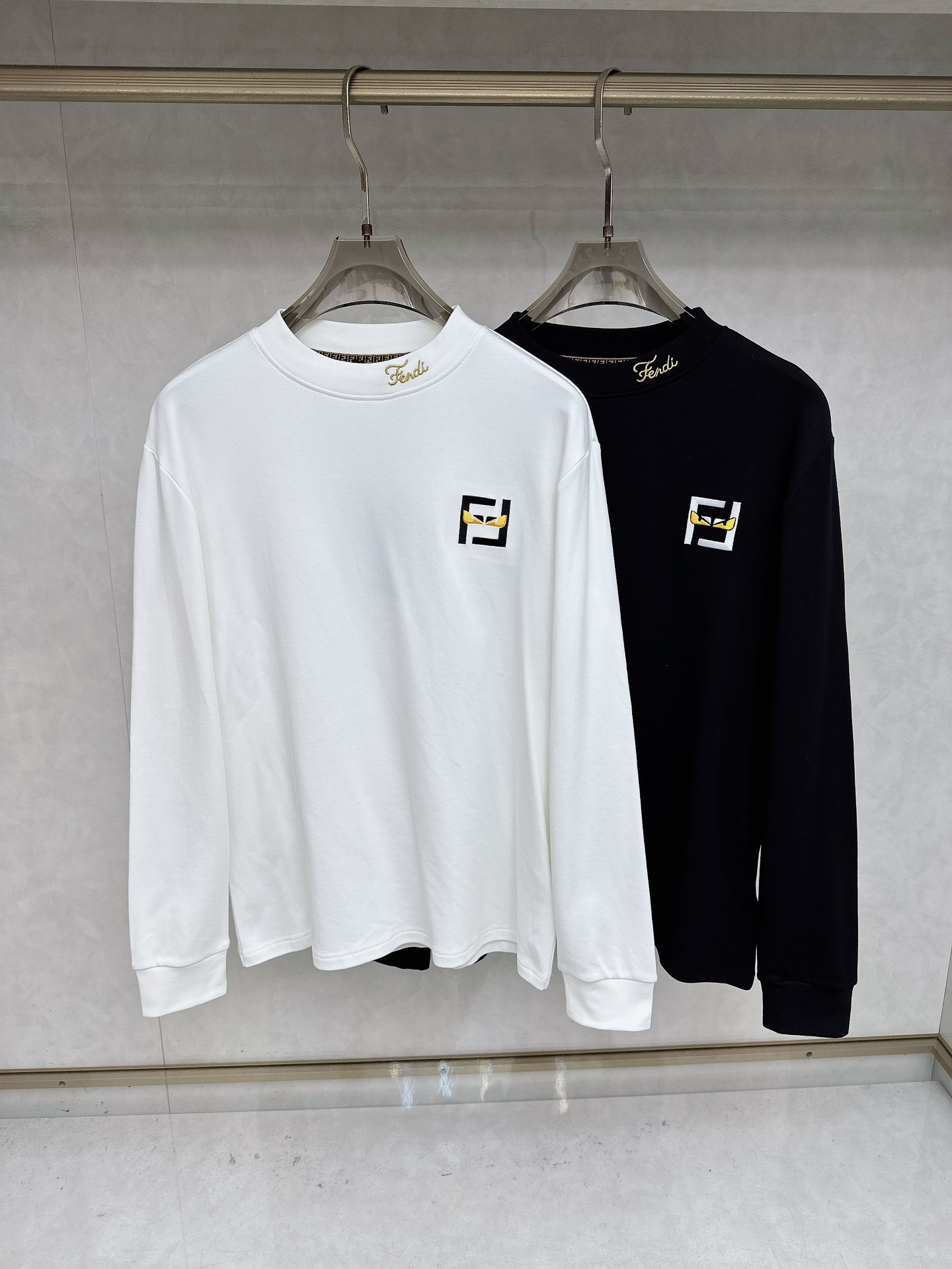 NO:596916,Fendi 25ss autumn [new product] new trade order round neck long sleeves!  Internet celebrity model!  The upper body is comfortable and breathable, not stiff, and the whole body has a rich three-dimensional sense. It is a quality export order that meets the simple needs of commuters. The upper body effect is very good, slimming, and not picky about the figure. The fabric workmanship... is impeccable. Only good workmanship and good fabrics can make you wear a good taste. A must-have item. Size S-2XL, fendi, alexander wang19860909芬迪 25ss秋季【新品】新款贸易订单圆领长袖！网红款！上身舒适透气,不僵硬,整体有着丰富的立体感,品质出口订单,满足通勤人们对于着装的简约需求,上身效果很好,显瘦,不挑剔身材.面料做工....无可挑剔,好工艺好面料才能穿出好品味一款,人手必备单品 码数S-2XL,,fendi,alexander wang,Men's clothing