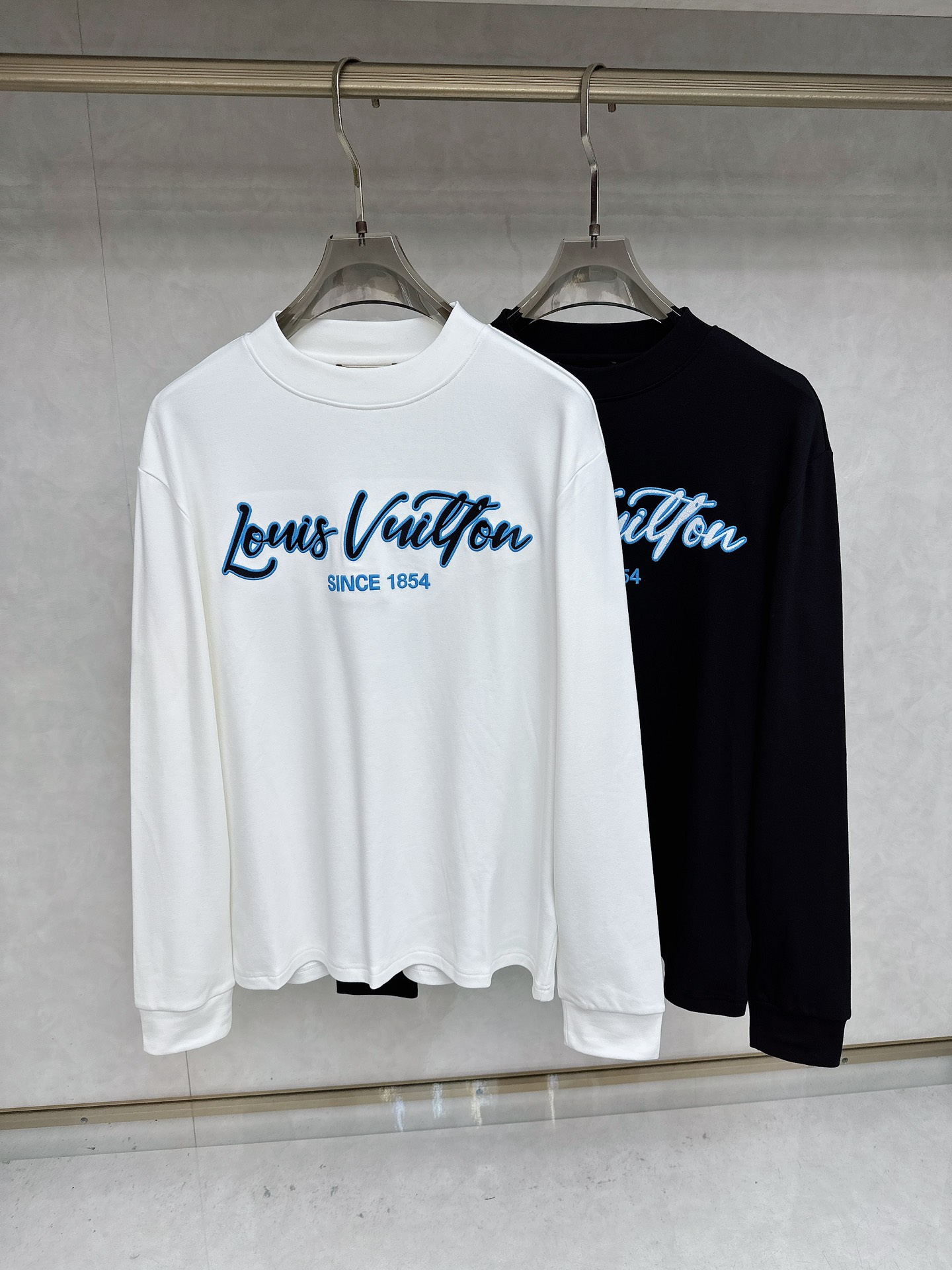 NO:596919,LV 25ss autumn [new product] new trade order round neck long sleeves!  Internet celebrity model!  The upper body is comfortable and breathable, not stiff, and has a rich three-dimensional feel overall. It is a quality export order that meets the simple needs of commuters. The upper body effect is very good, slimming, and not picky about the figure. The fabric workmanship... is impeccable. Only good craftsmanship and good fabrics can make you wear a good taste. A must-have item. Size S-2XL, louis vuitton, alexander wang19860909LV 25ss秋季【新品】新款贸易订单圆领长袖！网红款！上身舒适透气,不僵硬,整体有着丰富的立体感,品质出口订单,满足通勤人们对于着装的简约需求,上身效果很好,显瘦,不挑剔身材.面料做工....无可挑剔,好工艺好面料才能穿出好品味一款,人手必备单品 码数S-2XL,,louis vuitton,alexander wang,Men's clothing