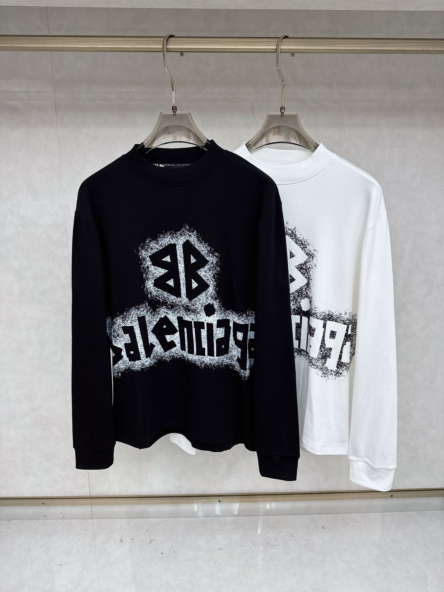 NO:596922,Balenciaga 25ss autumn [new product] new trade order round neck long sleeves!  Internet celebrity model!  The upper body is comfortable and breathable, not stiff, and the whole body has a rich three-dimensional sense. It is a high-quality export order that meets the simple needs of commuters. The upper body effect is very good, slimming, and not picky about the figure. The fabric workmanship... is impeccable. Only good workmanship and good fabrics can make you wear a good taste. A must-have item. Size S-2XL, balenciaga, alexander wang19860909巴黎世家 25ss秋季【新品】新款贸易订单圆领长袖！网红款！上身舒适透气,不僵硬,整体有着丰富的立体感,品质出口订单,满足通勤人们对于着装的简约需求,上身效果很好,显瘦,不挑剔身材.面料做工....无可挑剔,好工艺好面料才能穿出好品味一款,人手必备单品 码数S-2XL,,balenciaga,alexander wang,Men's clothing