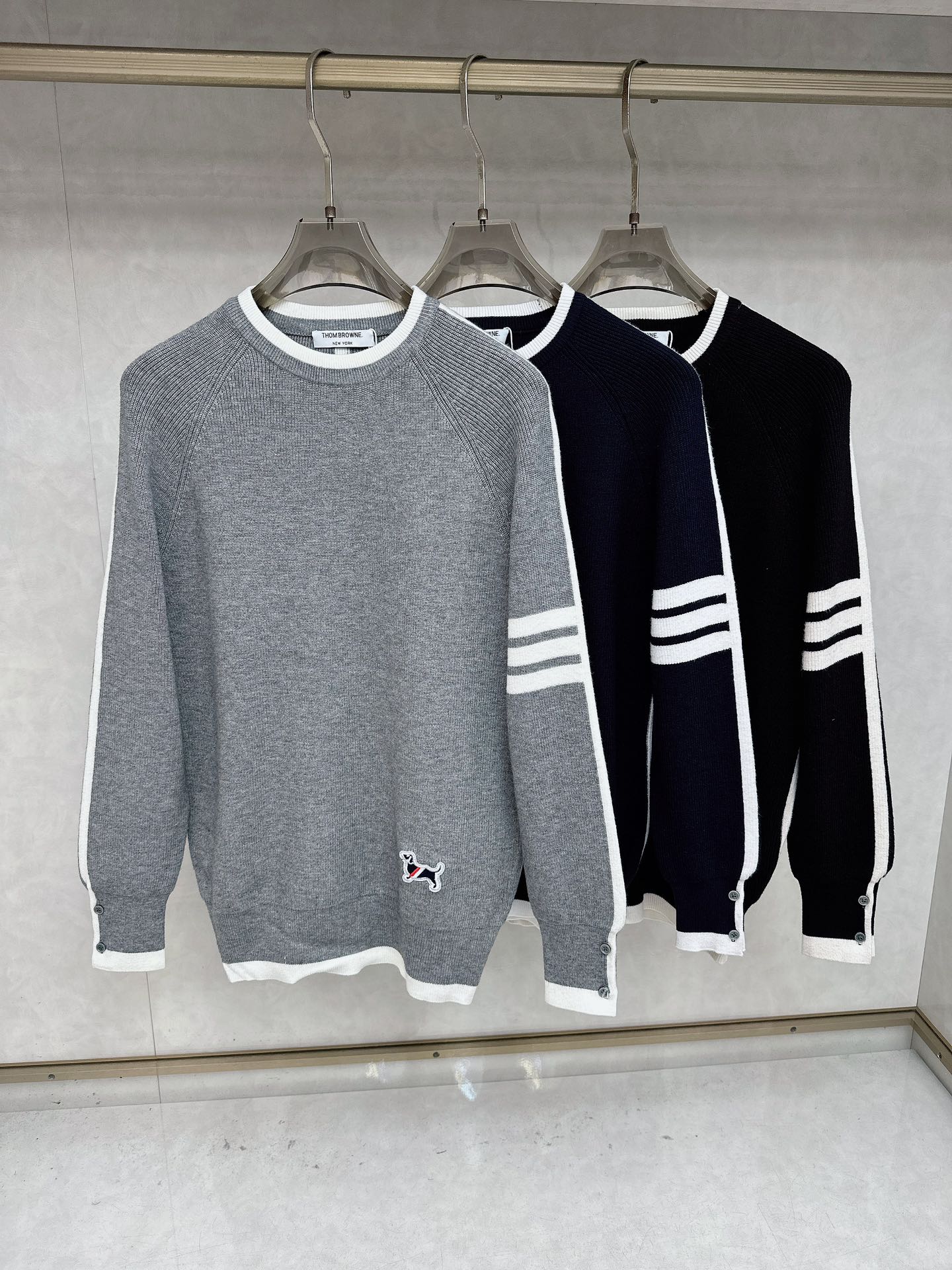 NO:596925,TB·High-quality Italian imported fabrics, high-density knitting, versatile sweaters, and shirts are all very handsome!  Logo!  It is more durable and less prone to deformation. It has an excellent fit and can be easily held in various styles. It is also a type that needs to be adjusted according to the fit of the fabric!  The classic fashion decoration that is sought after every year has become popular all over the world!  Size M-2XL,,sweaters,shirts,alexander wang19860909TB·高品质意大利进口面料,高密度针织,百搭毛衣,内搭衬衫都帅气十足！Logo标志！更耐穿更加不易变形,版型极好,各种风格都能轻松HOLD住,冲着版型面料也要收的类型！年年被追捧的经典时尚装饰已经风靡全球！码数M-2XL,,sweaters,shirts,alexander wang,Men's clothing