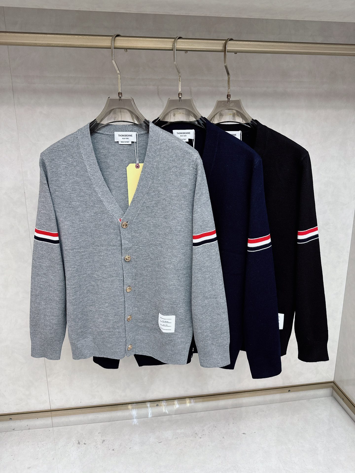 NO:596928,TB ss autumn and winter new fashion casual cardigan sweater basic high-end wool blend is comfortable and warm!  Anti-pilling, non-irritating to the skin, can be worn close to the skin, and designed with luxurious classic elements!  There is no overly complicated craftsmanship. What I play is the integration of design and materials. Simple European style. Must-have M-2XL, sweaters, alexander wang in autumn and winter.19860909TB ss秋冬新品时尚休闲开衫毛衣基础高档羊毛混纺舒适保暖！抗起球不刺激皮肤,可贴身穿,奢华经典元素设计！没有过多复杂的工艺 玩的就是设计与材质的融合 简约的欧风 秋冬季必M-2XL,,sweaters,alexander wang,Men's clothing