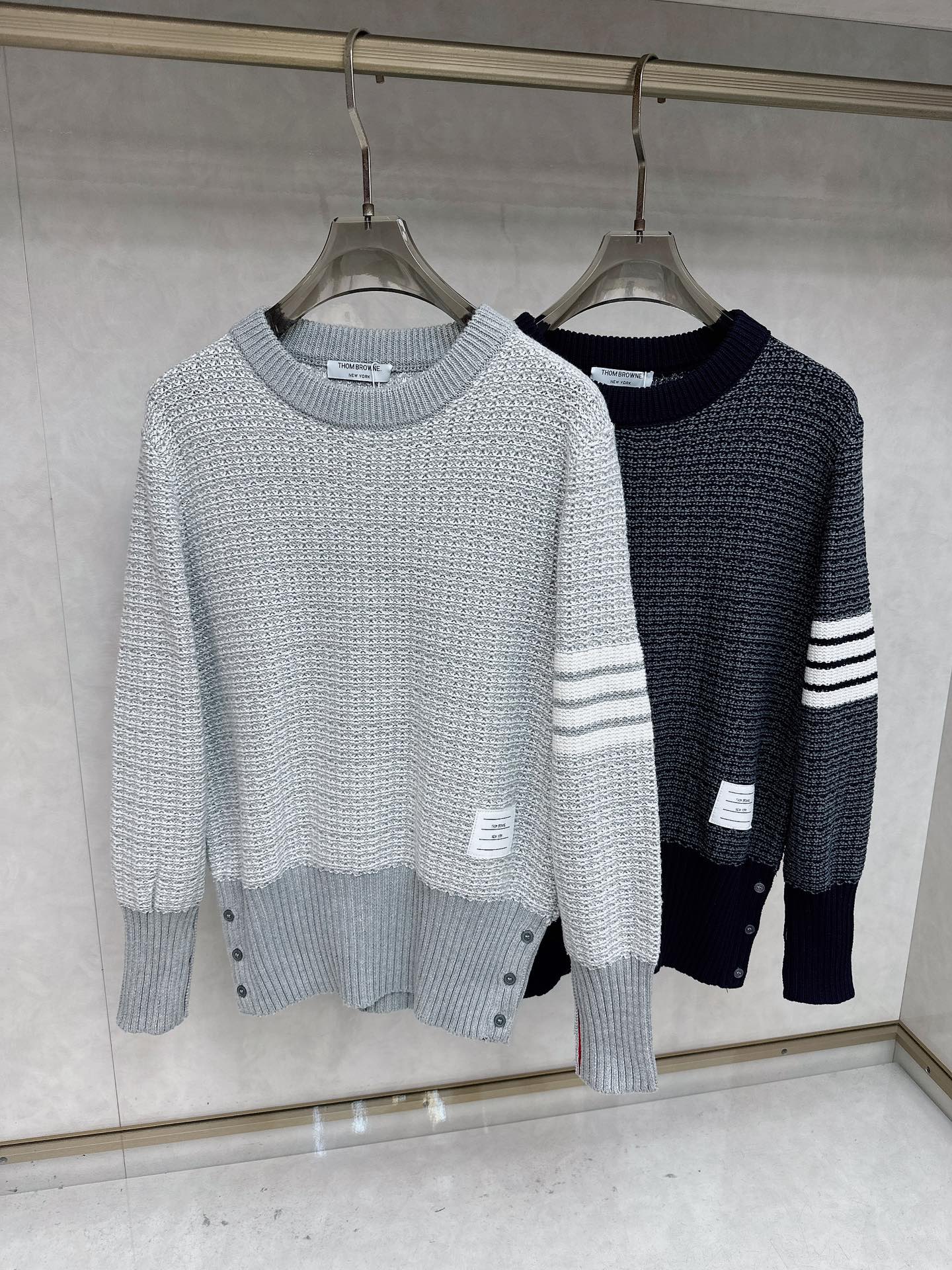 NO:596931,(Thom Browne) TB classic four-bar snowflake thick-needle round-neck knitted sweater. The brand and logo have an iconic white four-stripe design on the left arm, which is a classic element and highly recognizable. The shape and details adopt a round-neck design, the overall shape is simple and elegant, and the details highlight the texture.  Material and Texture Knitted fabric looks thick and has a fine texture. It has both warmth retention and high-end feel. It is suitable for creating a simple yet stylish style, and can be easily adapted to daily, leisure and other occasions.,,sweaters,alexander wang19860909（Thom Browne）TB经典四杠雪花粗针圆领针织毛衣 品牌与标识左臂处有标志性的白色四条纹设计,这是·的经典元素,极具辨识度. 版型与细节采用圆领设计,整体版型简约大方,细节处彰显质感. 材质与质感针织面料看起来厚实且纹理细腻,兼具保暖性与高级感,适合打造简约又不失格调的穿搭风格,可轻松适配日常、休闲等多种场合.,,sweaters,alexander wang,Men's clothing