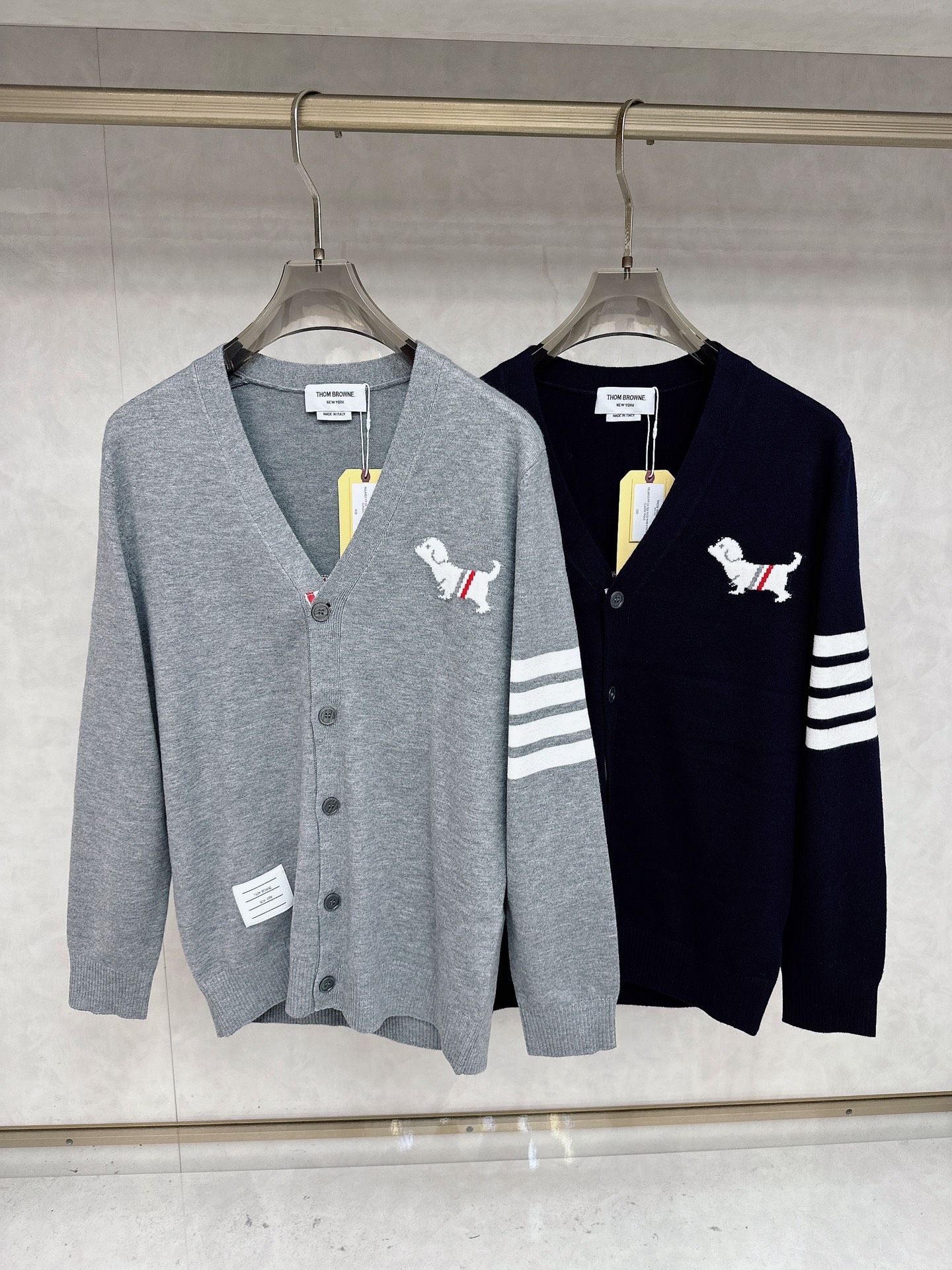 NO:596934,TB Tom Brown Autumn and Winter Men's Cardigan Jacket. The whole garment is custom-dyed with wool and cotton yarn. It feels soft and skin-friendly. It is finely knitted. It is produced by a high-quality factory. It feels incomparably good. You can feel its texture when you hold it in your hand. What you see is what you get. You can go out with any combination. It is very versatile, suitable for both business and leisure, and has a high-end sense!  Three standard complete standard sizes M-2XL,,thom browne,jackets & coats,alexander wang19860909TB汤姆布朗 秋冬男士开衫外套 整衣定制定染含羊毛棉纱线,手感柔软质地亲肤,精细针织,上等品质大厂生产,手感无敌好,拿到手里就能感受出它的质感,所见即所得,随便搭配就能出门,很万能,商务休闲两不误,高级感拿捏！三标齐全 标准尺码M-2XL,,thom browne,jackets & coats,alexander wang,Men's clothing