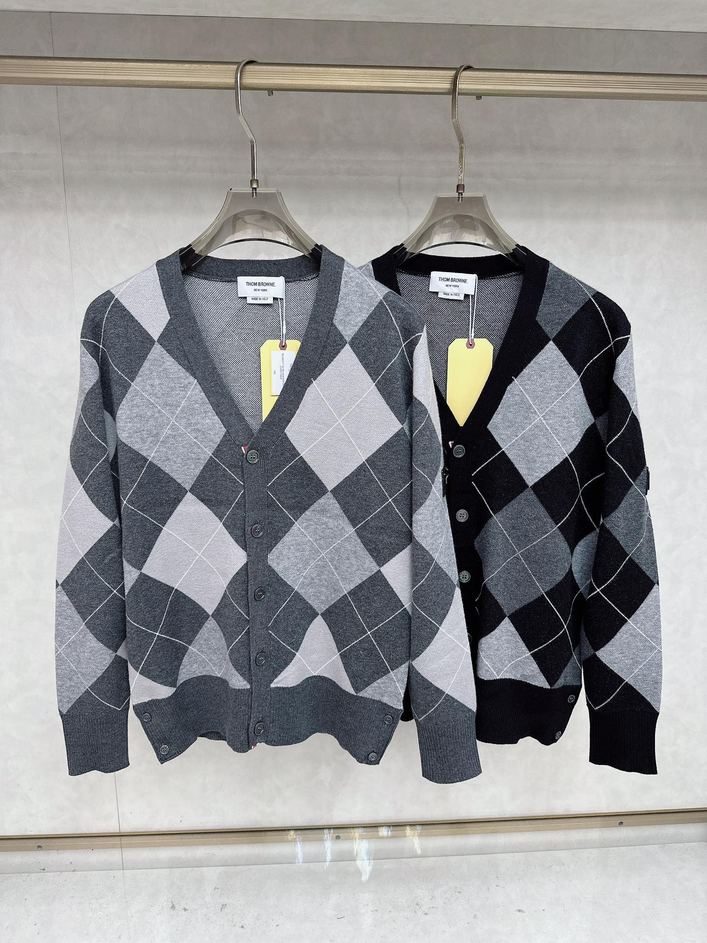 NO:596937,TB ss autumn and winter new fashion casual cardigan sweater basic high-end wool blend is comfortable and warm!  Anti-pilling, non-irritating to the skin, can be worn close to the skin, and designed with luxurious classic elements!  There is no overly complicated craftsmanship. What I play is the integration of design and materials. Simple European style. Must-have M-2XL, sweaters, alexander wang in autumn and winter.19860909TB ss秋冬新品时尚休闲开衫毛衣基础高档羊毛混纺舒适保暖！抗起球不刺激皮肤,可贴身穿,奢华经典元素设计！没有过多复杂的工艺 玩的就是设计与材质的融合 简约的欧风 秋冬季必M-2XL,,sweaters,alexander wang,Men's clothing