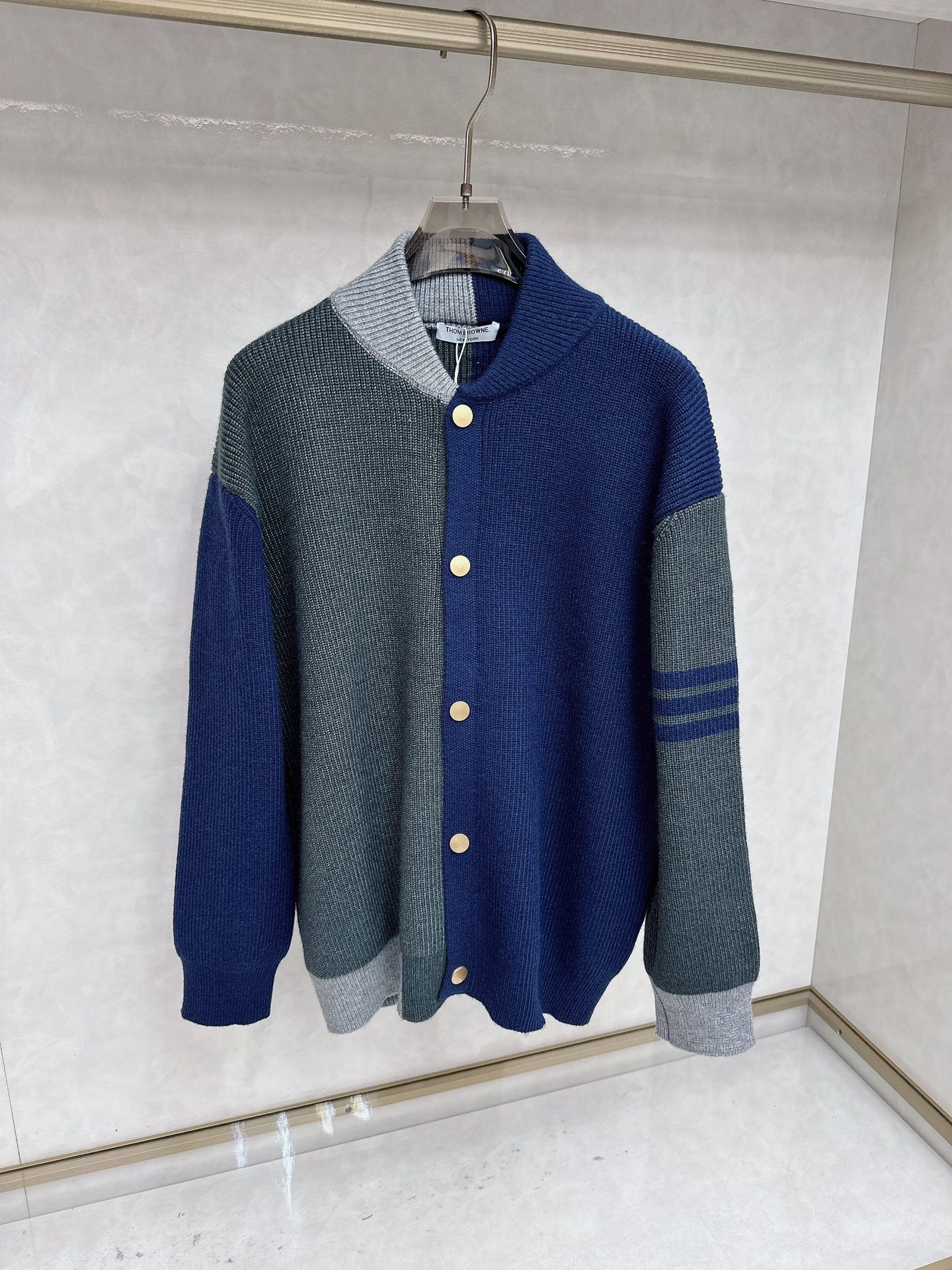 NO:596940,TB 25 official website has the latest cardigans and sweaters for autumn and winter, and they are on sale at the same time!  Specially made of wool blended fabric. It feels comfortable. It can be directly in contact with the skin. The logo badge is exquisitely embroidered, which is extremely eye-catching!  The details highlight the fashionable charm of big brands. Exquisite workmanship. Three-dimensional cutting style. The wearing effect is invincible and handsome!  Size M-2XL,,sweaters,alexander wang19860909TB 25官网秋冬季最新款开衫毛衣,同步在售爆款！特供羊毛混纺面料.手感舒适.可直接接触皮肤,logo徽章精致刺绣标志,极为抢眼！细节凸显大牌时尚魅力.精致做工.立体裁剪风格.穿着效果无敌帅气！码数M-2XL,,sweaters,alexander wang,Men's clothing