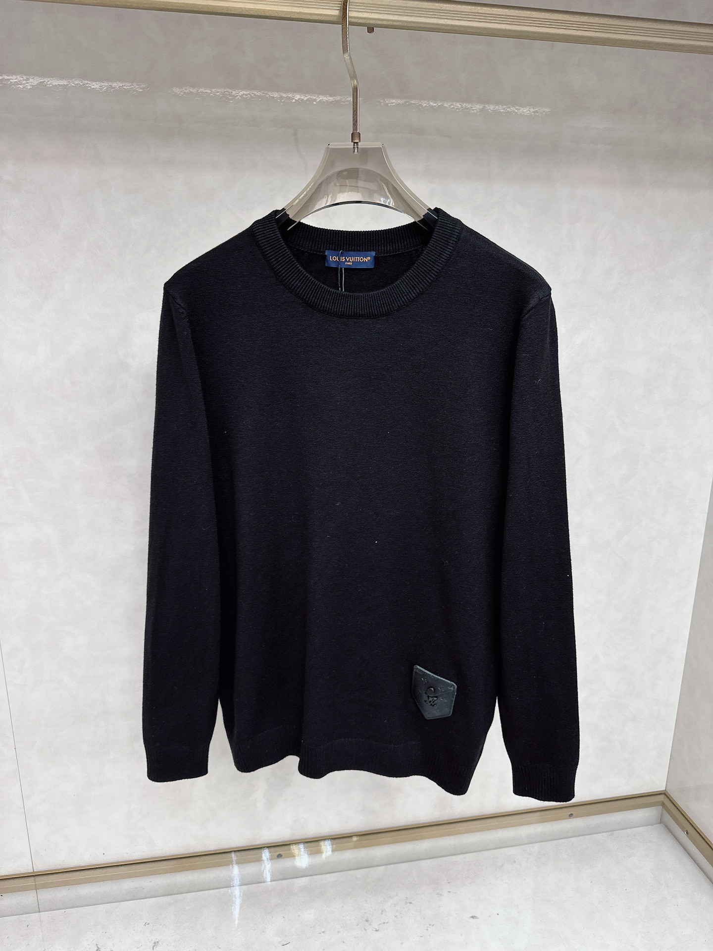 NO:596943,LV's new autumn and winter knitted sweaters for men and women are on sale simultaneously!  Customized exclusive wool fabric, easy to match and versatile, extremely high-grade, perfectly integrated into fashion and style, a top-notch fashionable style that is perfect for outer wear!  The whole thing gives people a natural feeling!  The ultimate classic hem logo badge element design!  The ultimate heavy work, the ultimate perfection!  Fans who pursue high quality should rush to buy it by themselves, and we sincerely invite all fans who know the goods to appreciate this model together!  !  Size M-2XL,,louis vuitton,alexander wang19860909LV 秋冬新款男女同款针织羊毛衫,同步发售！定制专属羊毛面料,从容百搭,档次极高,完美融入时尚还有风情感一款完美符合外穿的顶尖时髦气质款！整体给人浑然天成的感觉！极致经典下摆logo徽章元素设计！极致的重工极致的完美！追求高品质的粉丝们请自行抢购,诚邀所有识货的粉丝一同鉴赏此款！！尺码M-2XL,,louis vuitton,alexander wang,Men's clothing