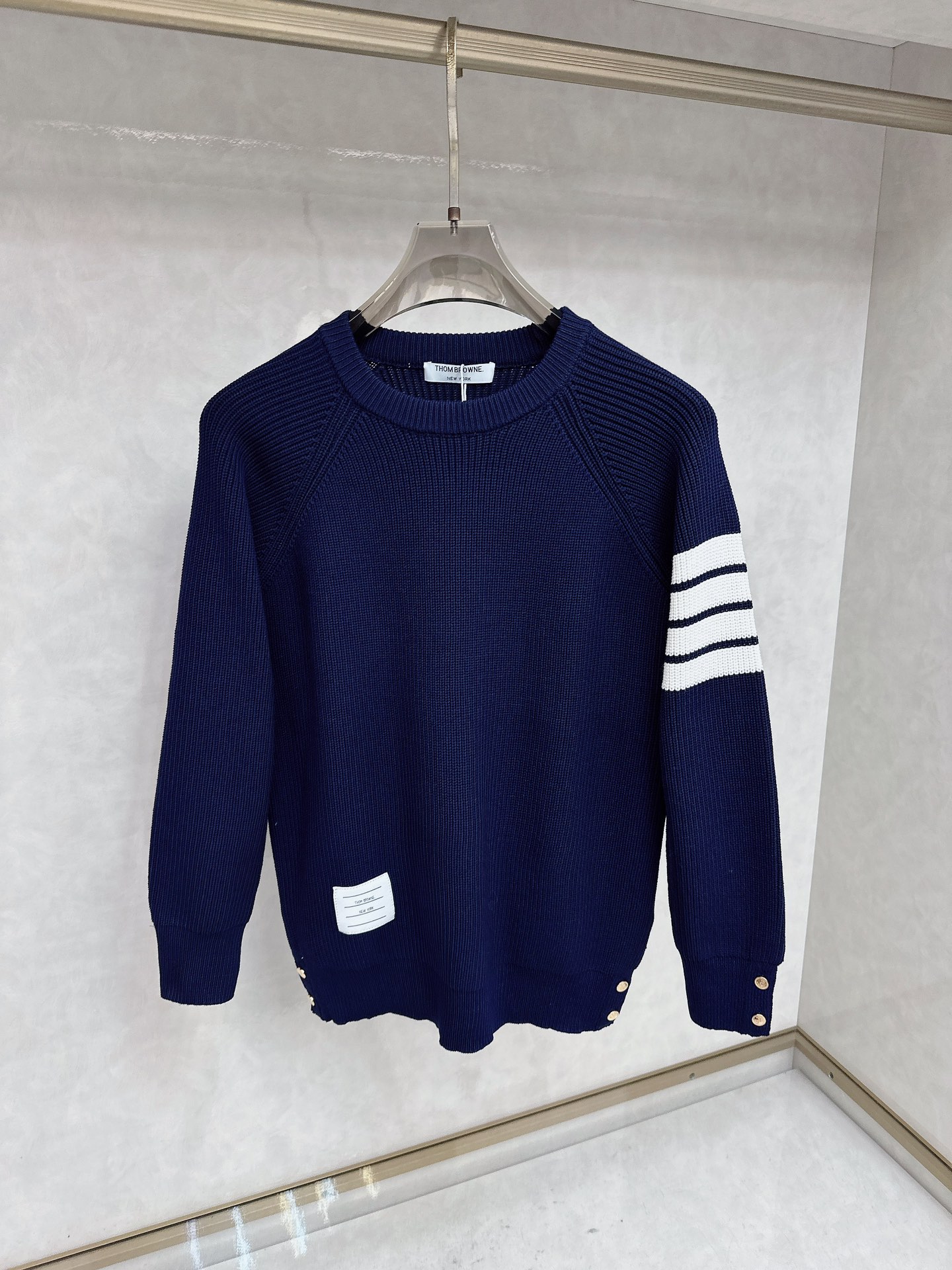 NO:596917,TB·High-quality Italian imported fabrics, high-density knitting, versatile sweaters, and shirts are all very handsome!  Logo!  It is more durable and less prone to deformation. It has an excellent fit and can be easily held in various styles. It is also a type that needs to be adjusted according to the fit of the fabric!  The classic fashion decoration that is sought after every year has become popular all over the world!  Size M-2XL,,sweaters,shirts,alexander wang19860909TB·高品质意大利进口面料,高密度针织,百搭毛衣,内搭衬衫都帅气十足！Logo标志！更耐穿更加不易变形,版型极好,各种风格都能轻松HOLD住,冲着版型面料也要收的类型！年年被追捧的经典时尚装饰已经风靡全球！码数M-2XL,,sweaters,shirts,alexander wang,Men's clothing